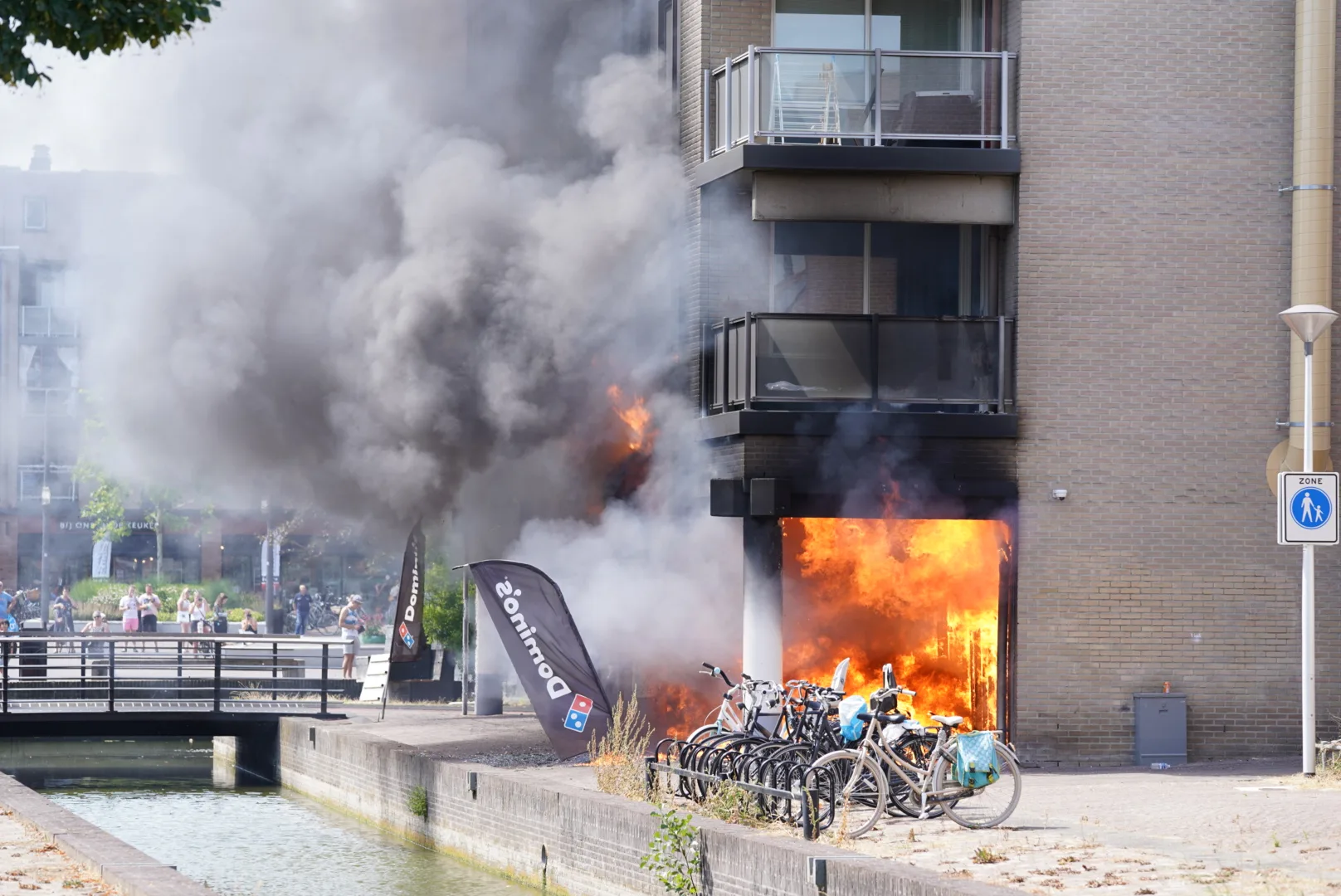 Uitslaande brand bij winkelcentrum in Houten, woningen ontruimd