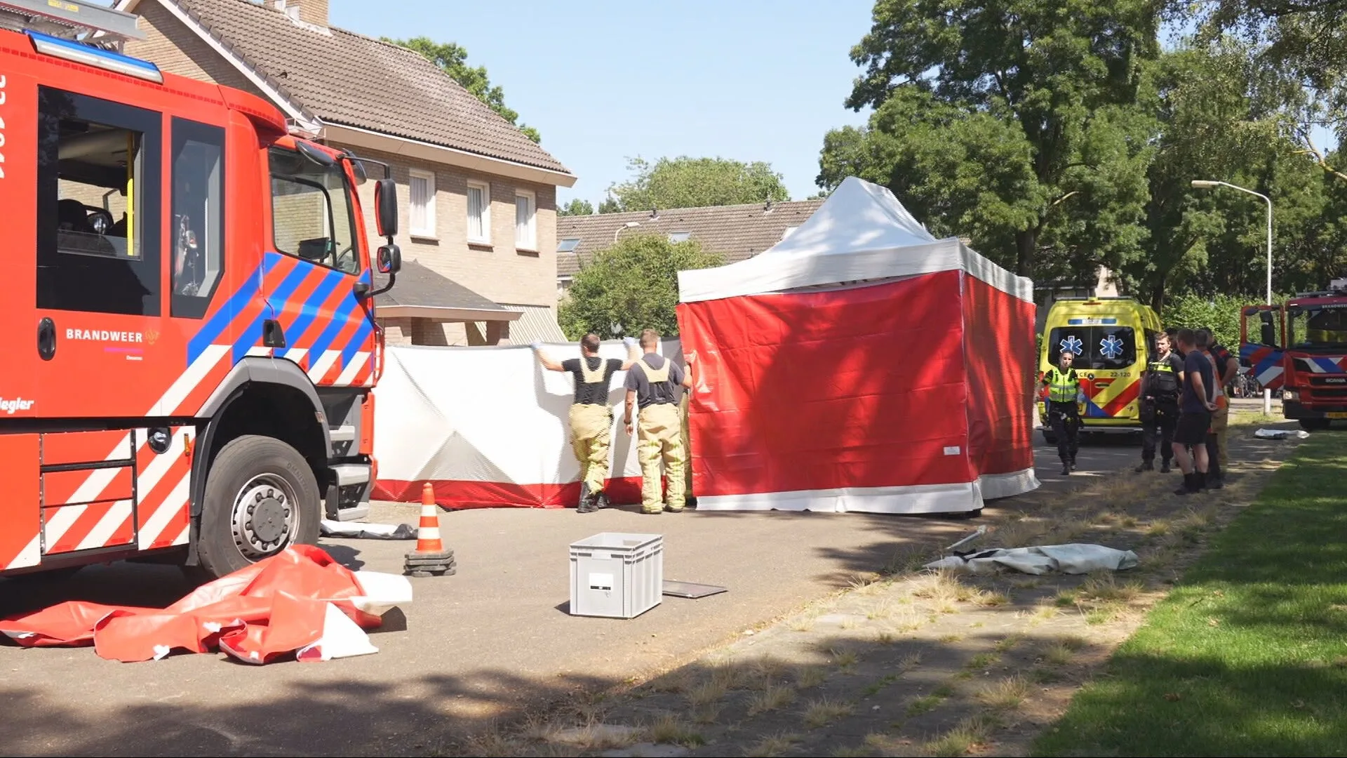 Vrouw komt onder geparkeerde auto en overlijdt in Deurne
