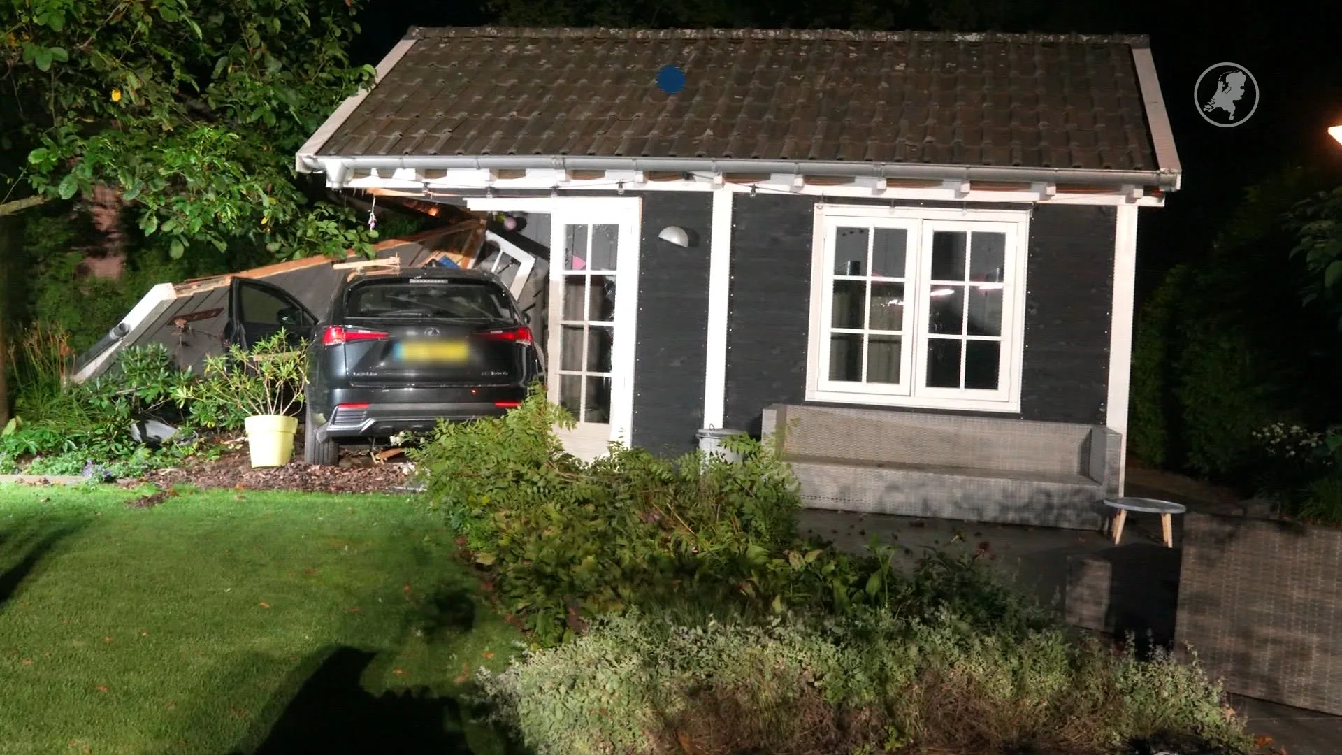 Auto vliegt door heg en eindigt in tuinhuisje: enorme ravage in Asten