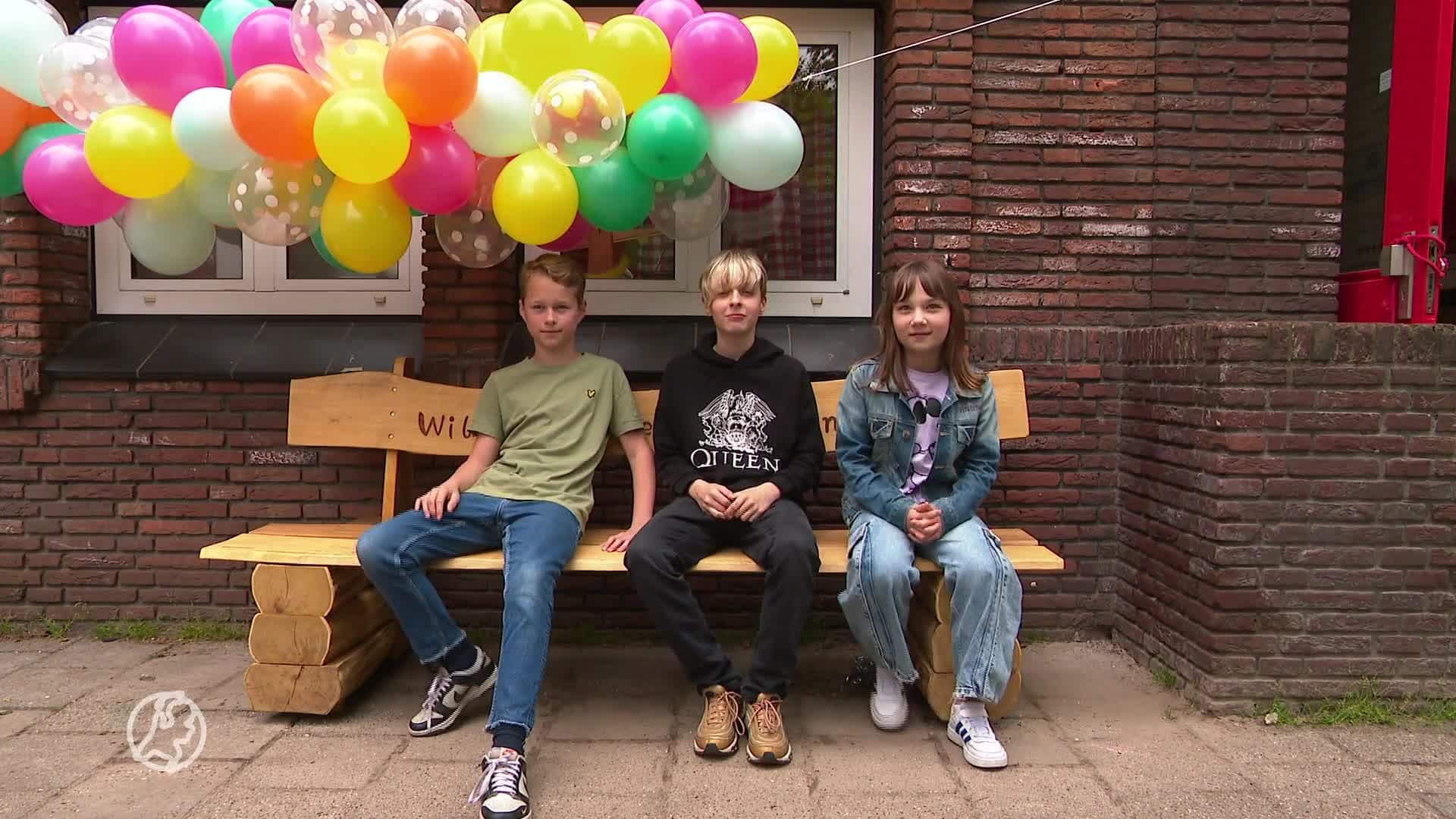 Oplossing voor eenzaamheid: Koosbankje' brengt kinderen samen op schoolplein