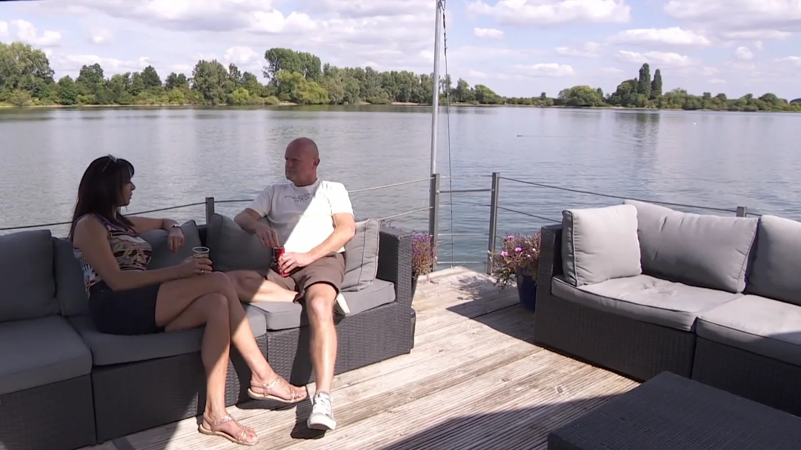 Woonarkbewoners moeten na 20 jaar plots weg: 'We hebben een rioolaansluiting, we wonen hier'