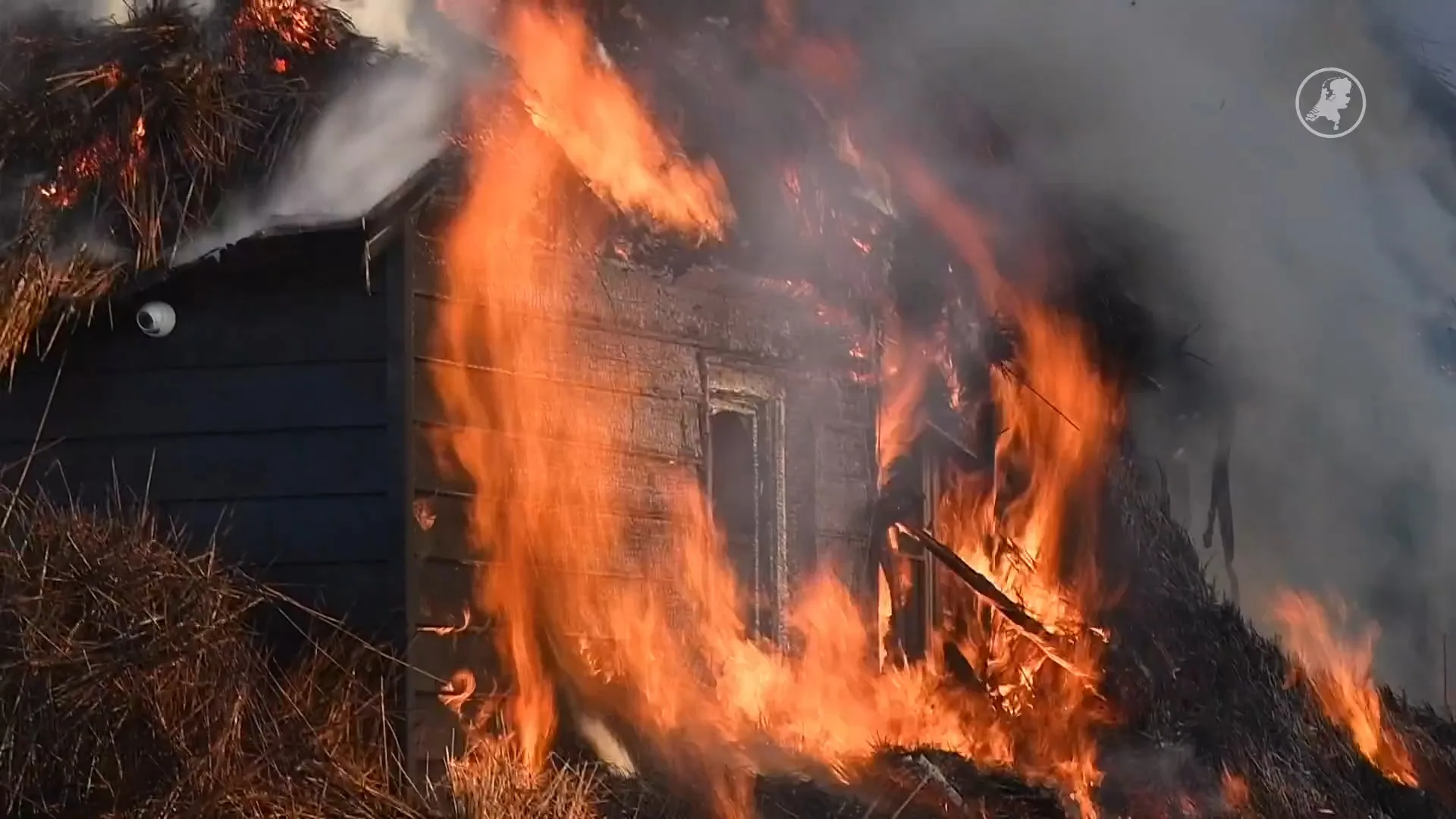 NL-Alert vanwege enorme brand in woning met rieten kap in Heeze