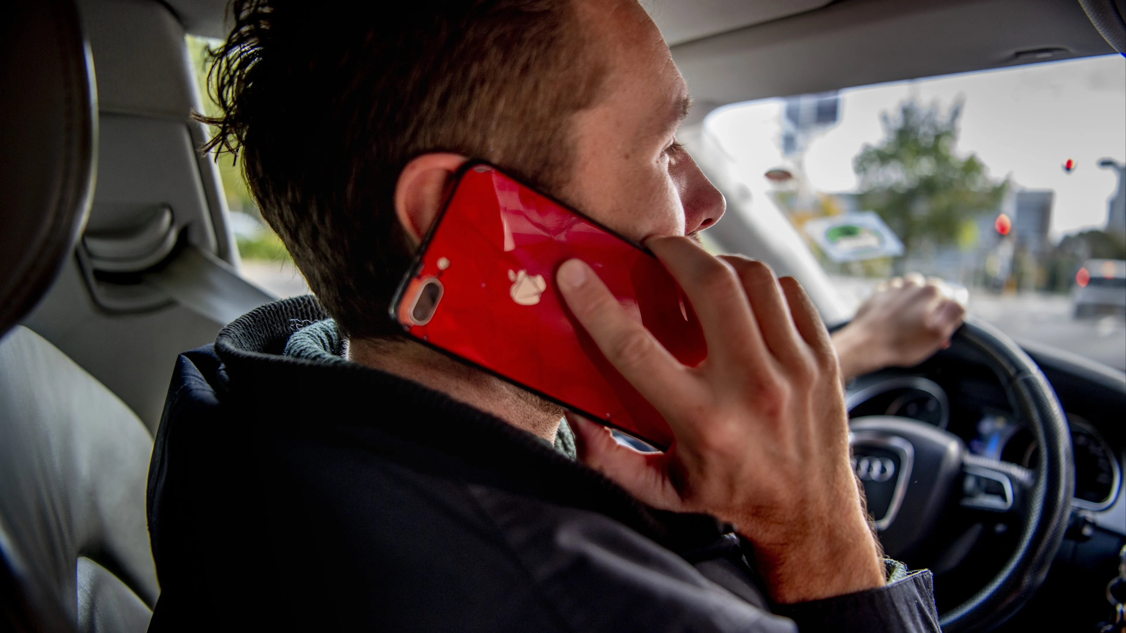 Bestuurders met telefoon achter stuur moeten rijbewijs inleveren, vindt meerderheid