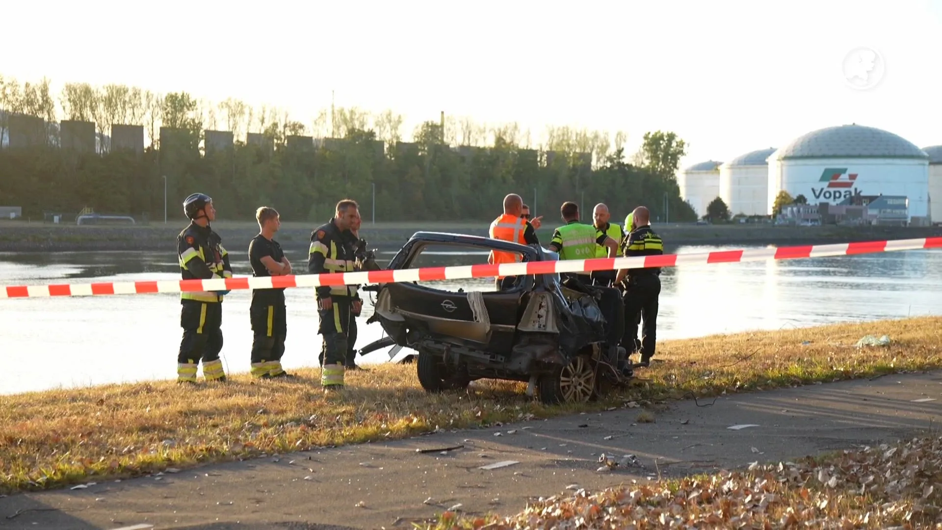 Persoon overleden bij ongeval in Rozenburg: auto botst tegen boom en ligt in twee stukken