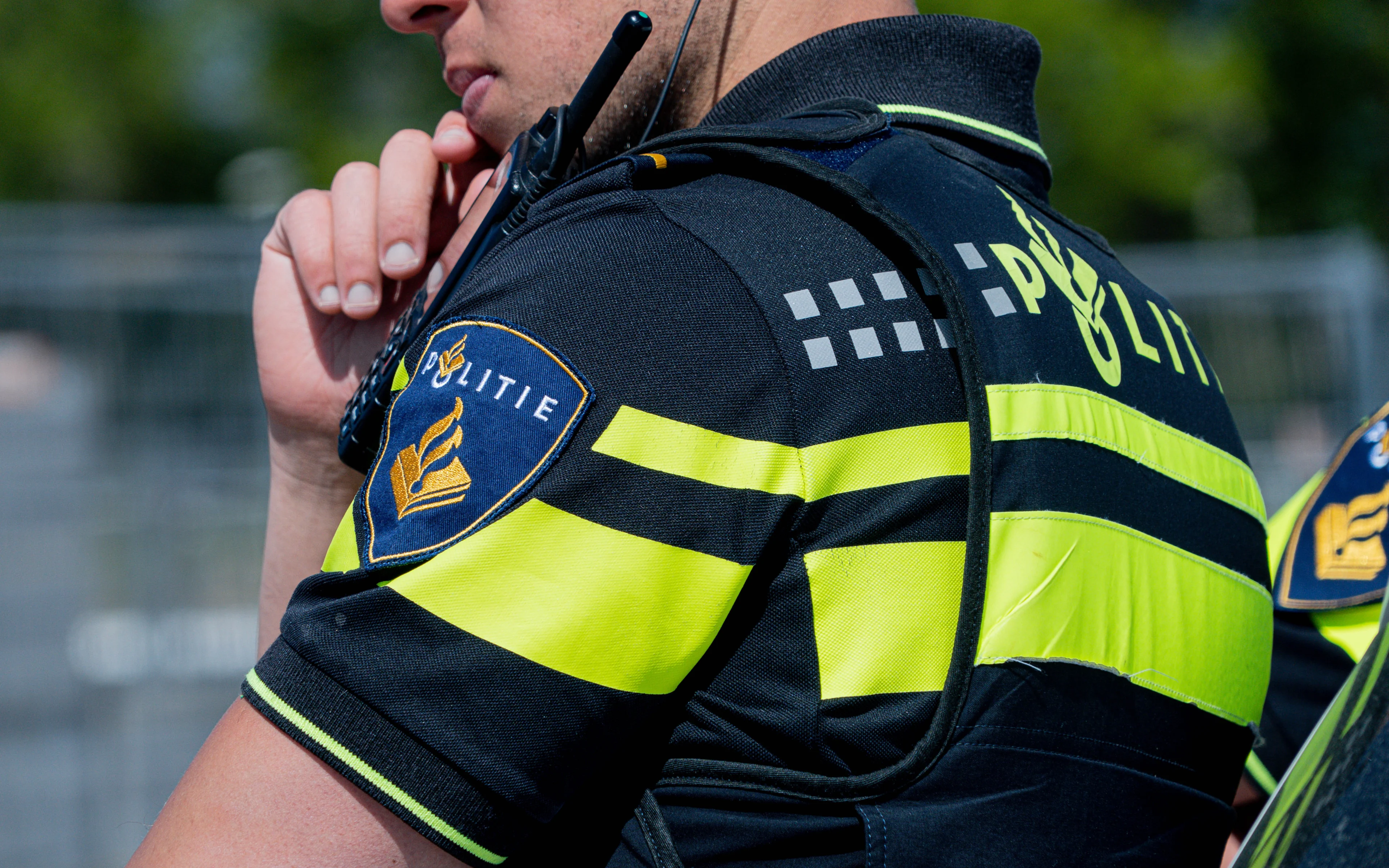 Drietal vast na mogelijke gijzeling in woning Almelo, 37-jarig slachtoffer gewond