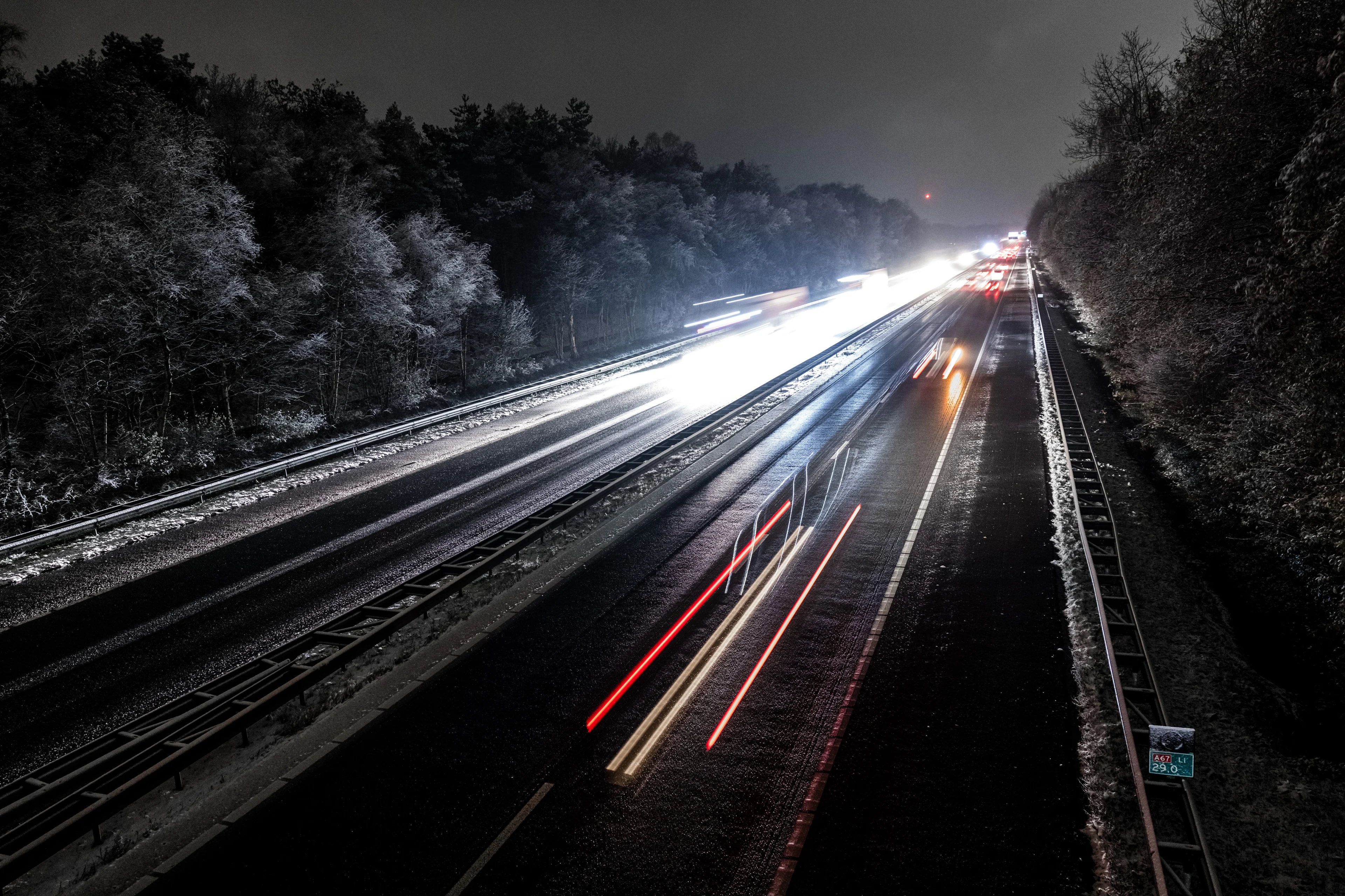 Gevaarlijke capriolen op A50: voetganger rent heen en weer op snelweg