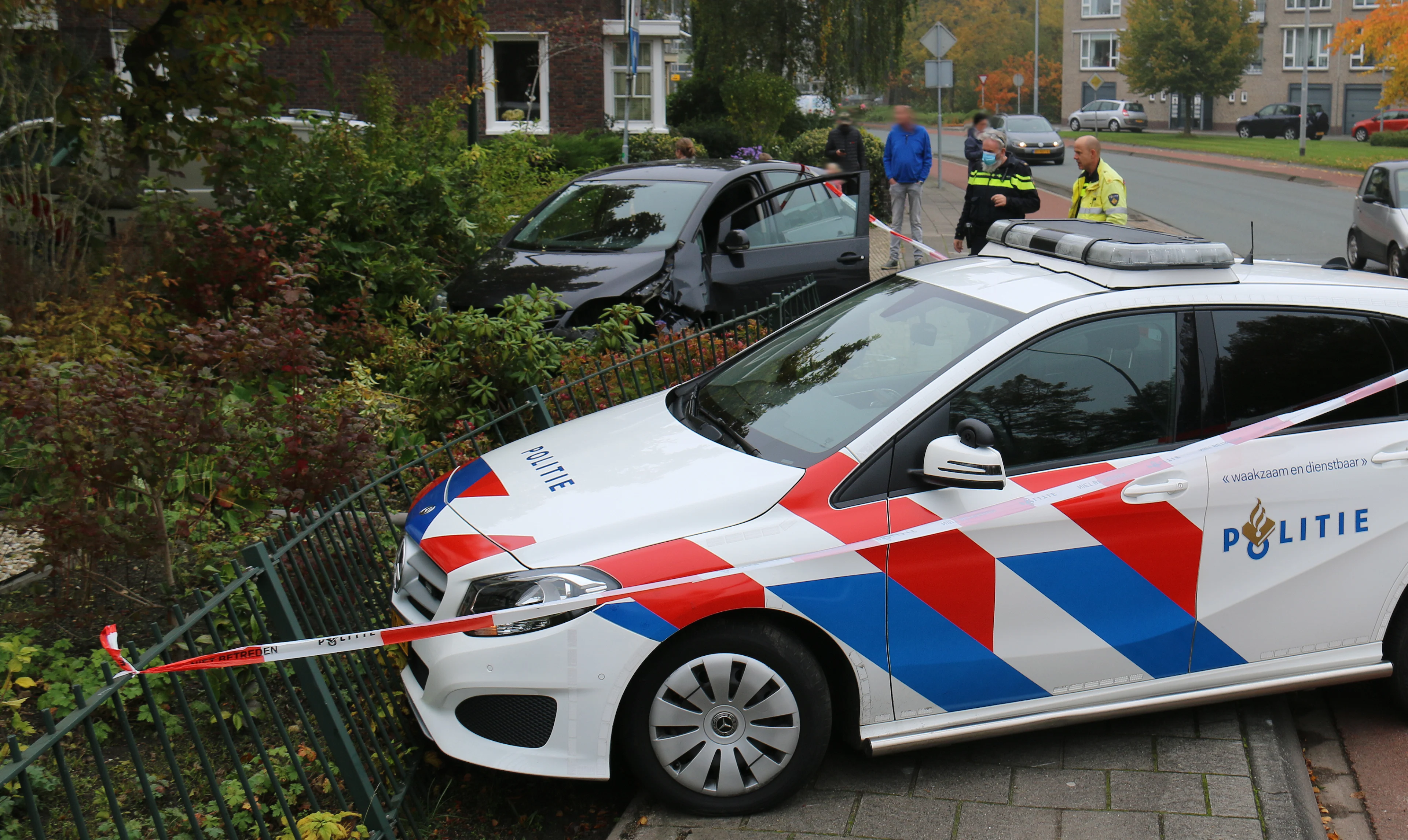 Auto en politieauto belanden in voortuin tijdens achtervolging in Winschoten