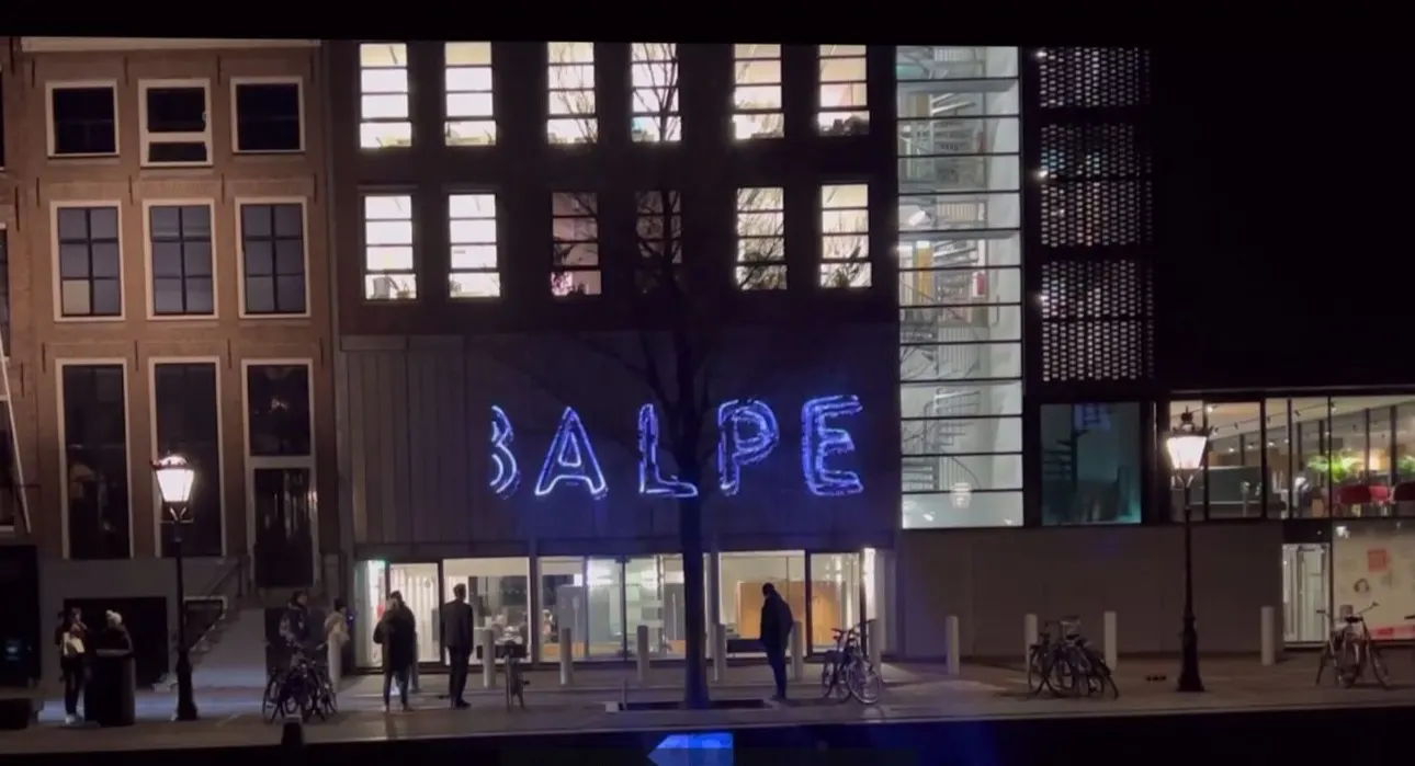 Politie onderzoekt antisemitische laserprojectie op Anne Frank Huis