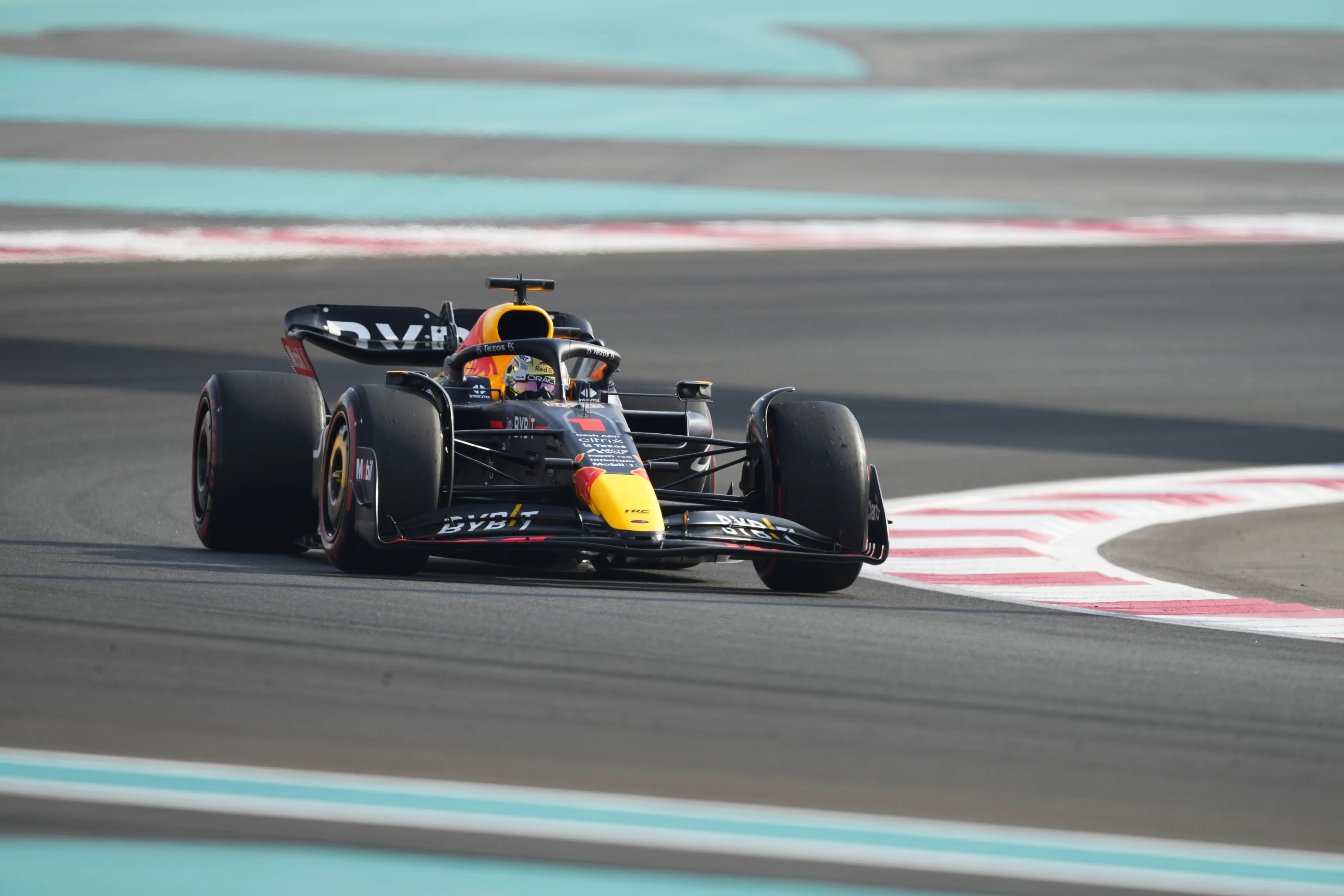 Verstappen pakt poleposition voor slotrace in Abu Dhabi