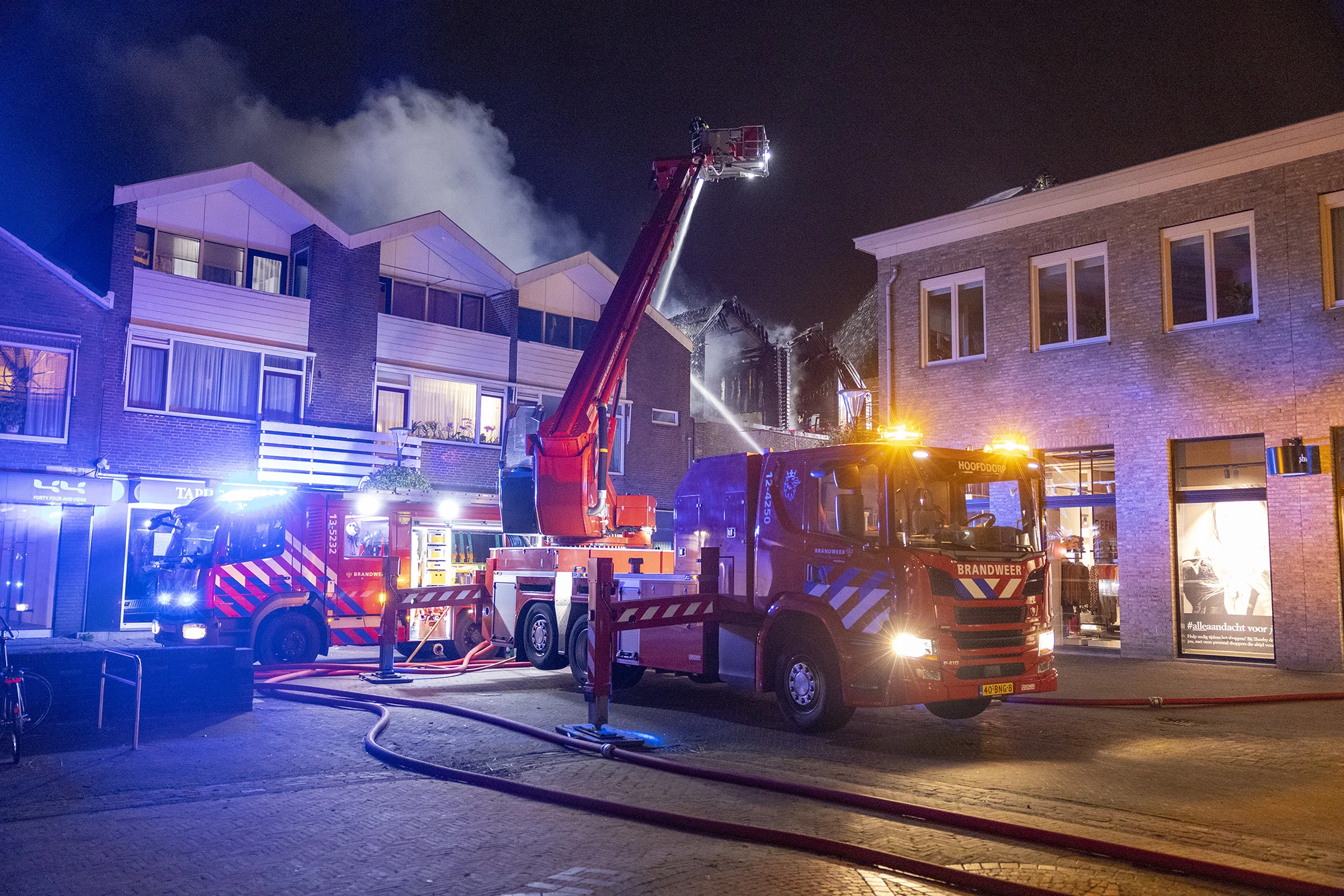 Grote brand in Aalsmeer verwoest winkelpand en woningen in aanbouw: 'De impact is enorm'