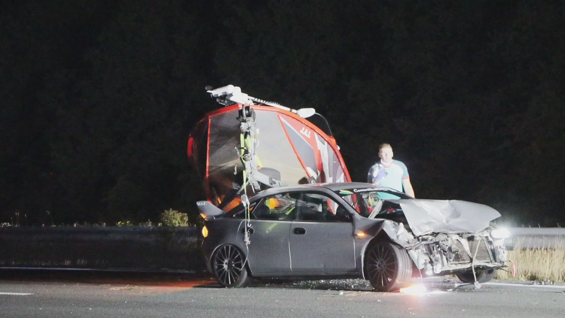 Auto knalt midden op snelweg op losgeslagen boot