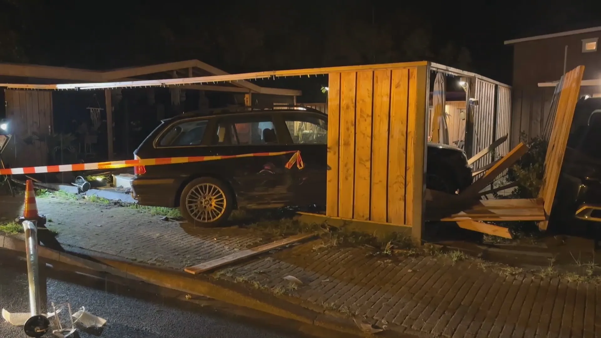 Automobilist veroorzaakt ravage in Glanerbrug: ramt schutting en rijdt bijna zwembad in