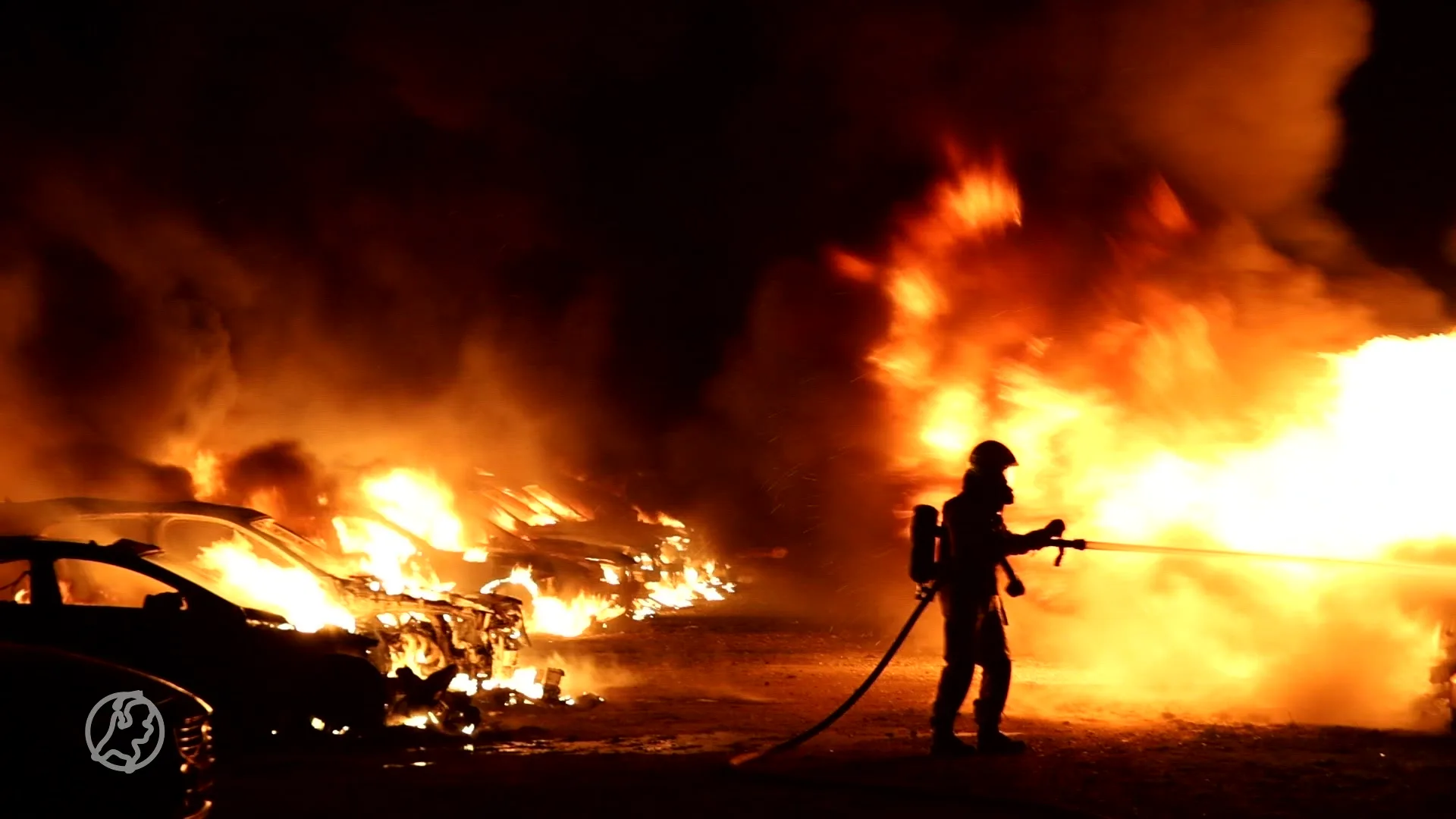 Grote brand bij parkeerplaats, tientallen auto's in vlammen opgegaan