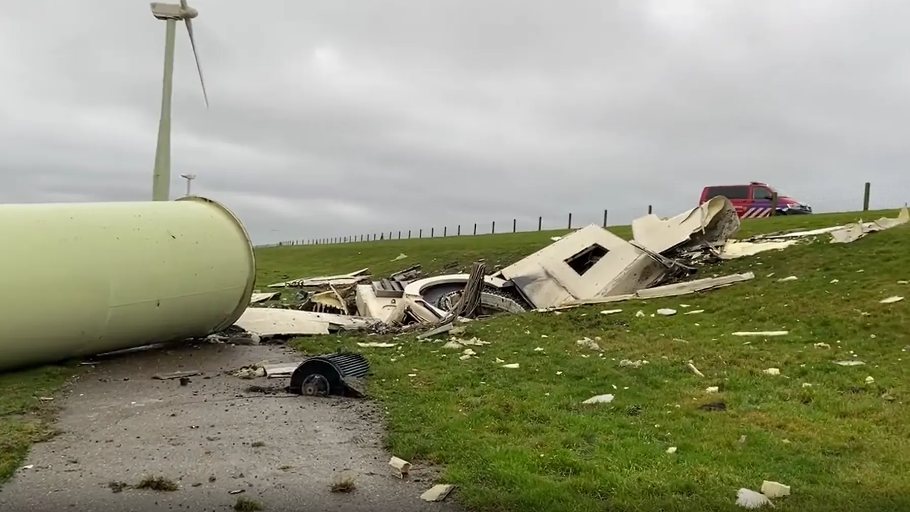 Windmolen geknakt door harde wind in Zeewolde, ravage in de polder