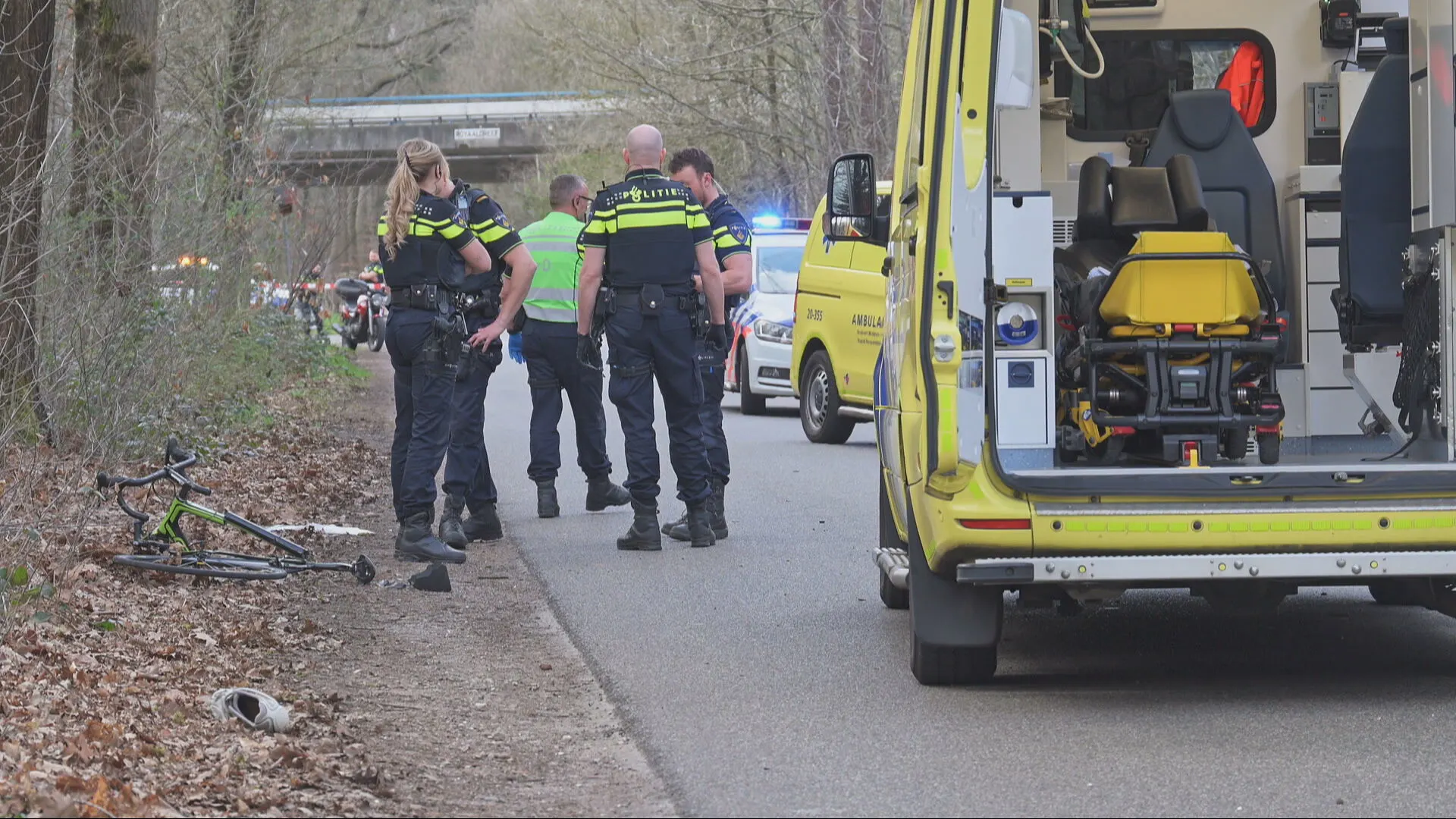 Wielrenner (76) komt om bij botsing met motorrijder in Bavel