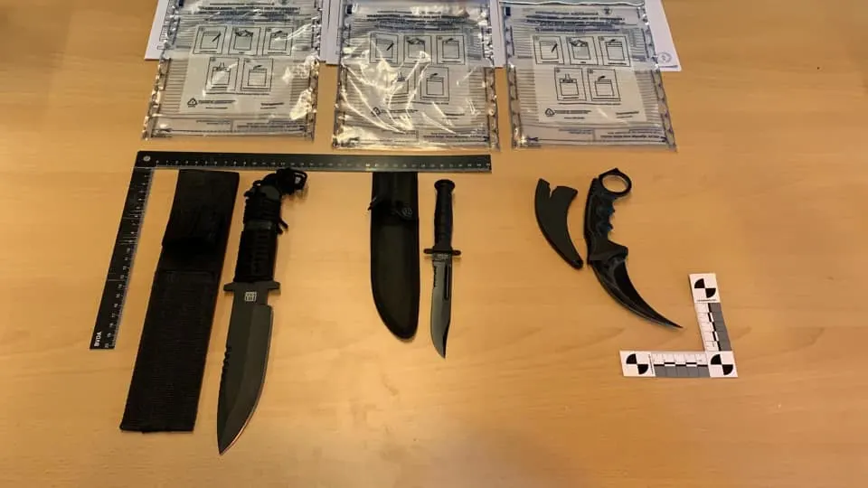 Drie tieners met messen aangehouden op Schiphol