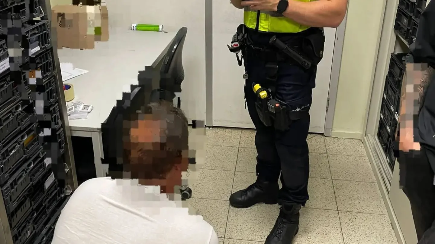 Fietsdief smeekt op knieën en kust agent om cel te ontlopen