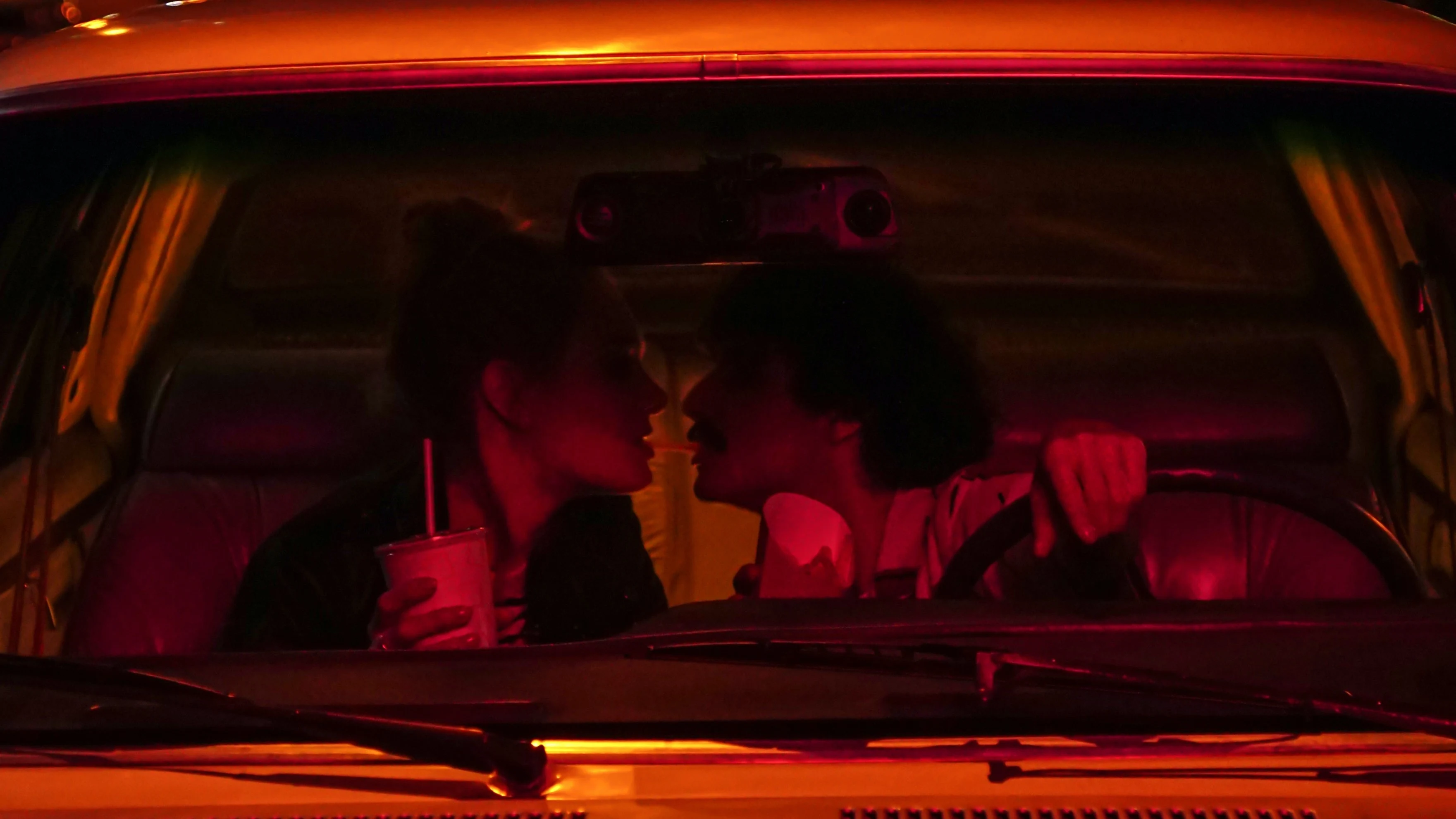 Flikflooiend stelletje komt van koude kermis thuis: auto rolt tijdens hoogtepunt het water in