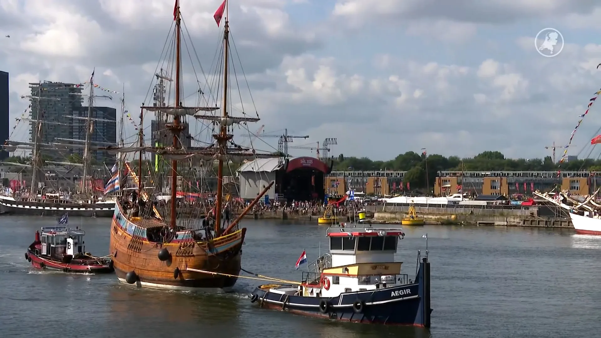 Na 429 jaar: replica schip Willem Barentsz eindelijk in Amsterdam