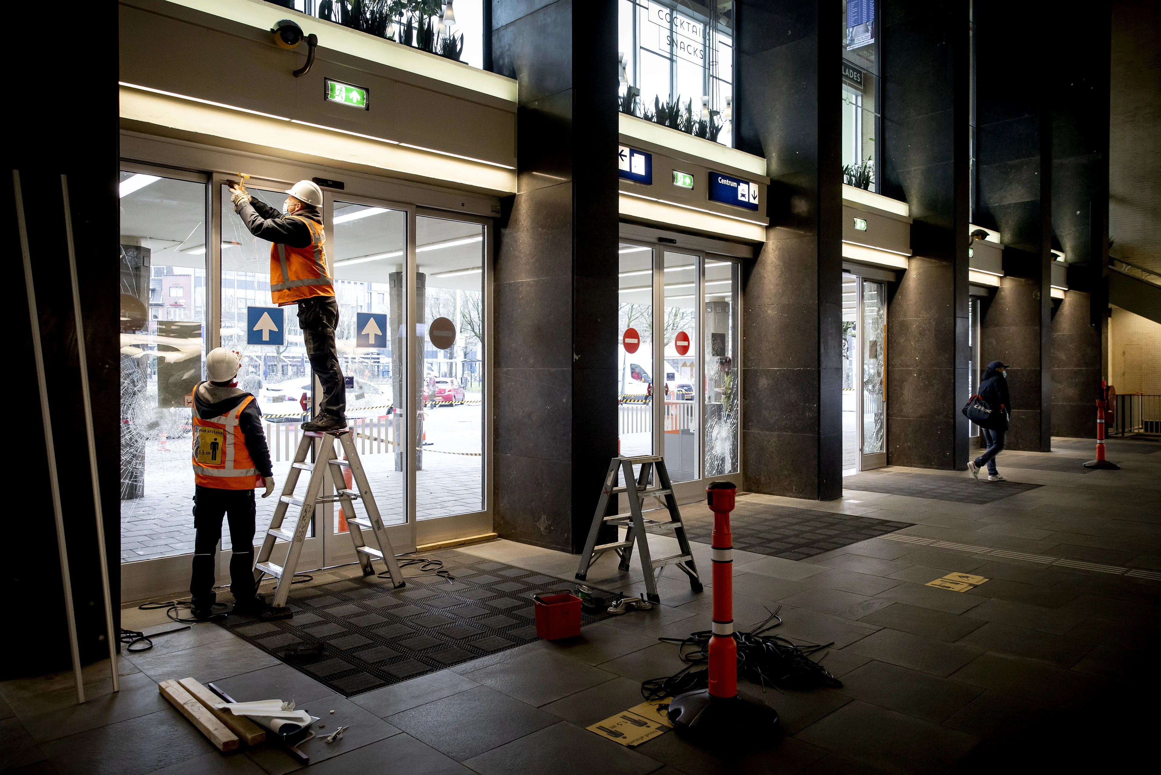Ingegooide ruiten en gesloopte liften: vandalisme op stations kost miljoenen