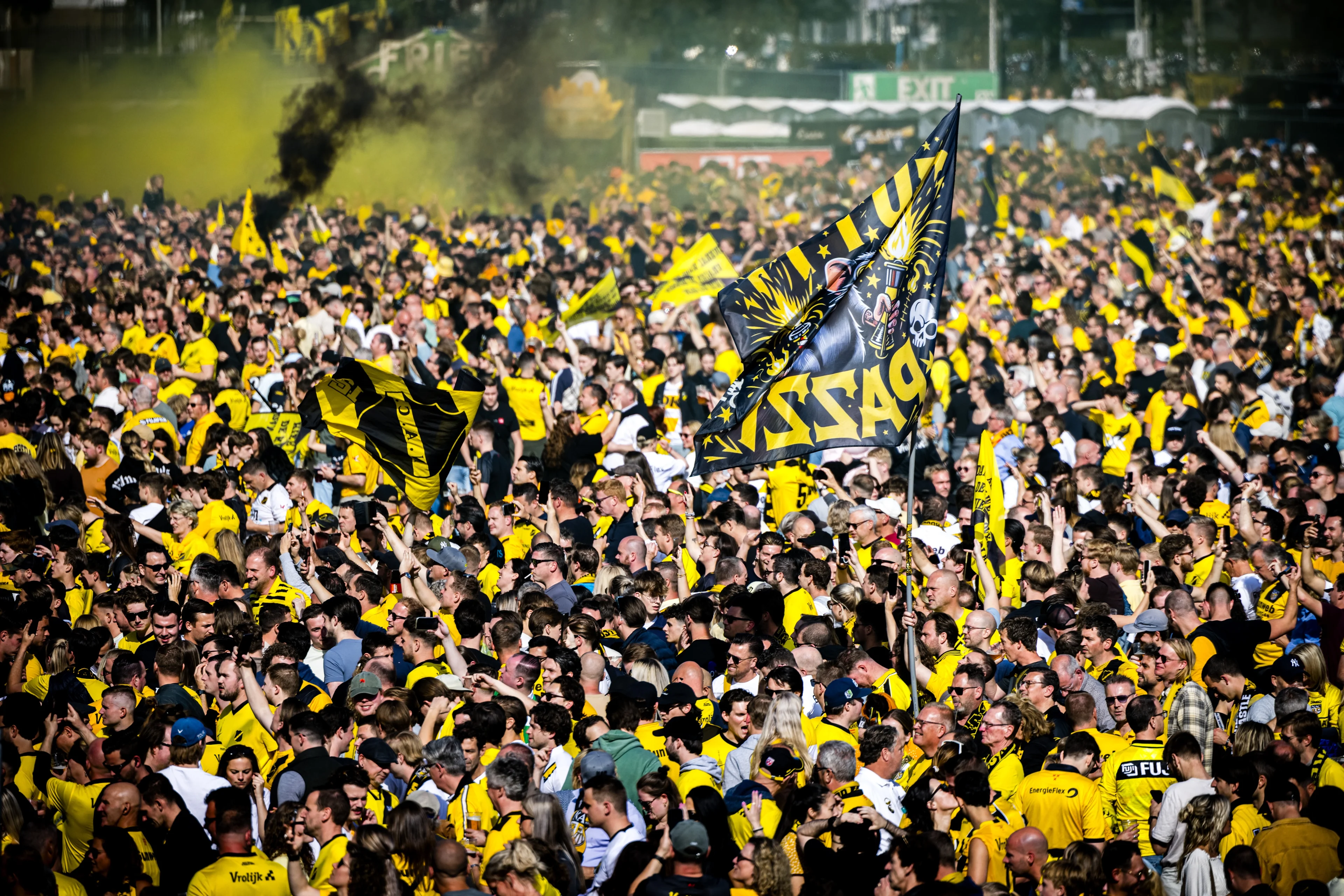 Feest in Breda: NAC promoveert na zenuwslopende wedstrijd tóch naar Eredivisie
