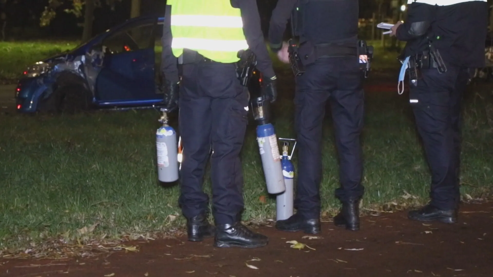 Automobilist raakt van de weg en ramt lichtmast in Den Haag