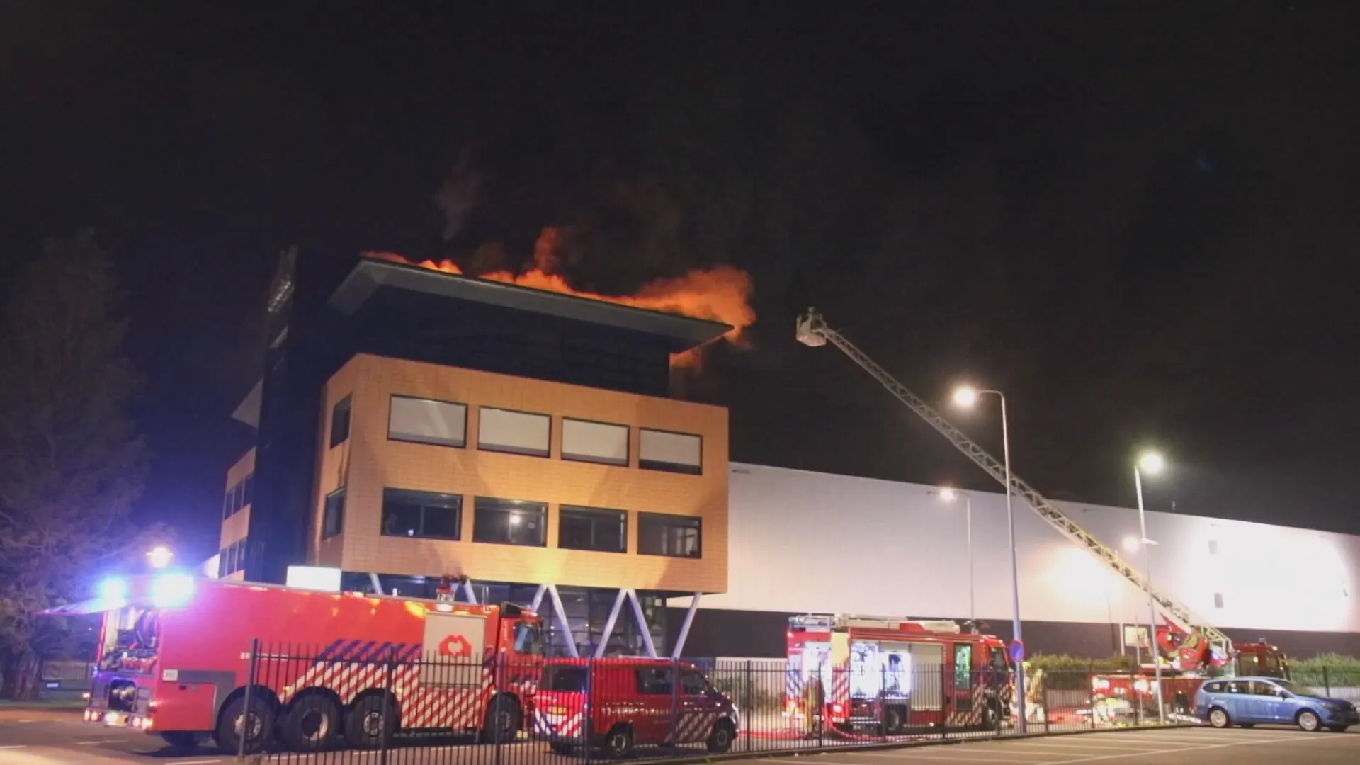 Flinke rookontwikkeling bij grote brand in kantoorpand Barendrecht