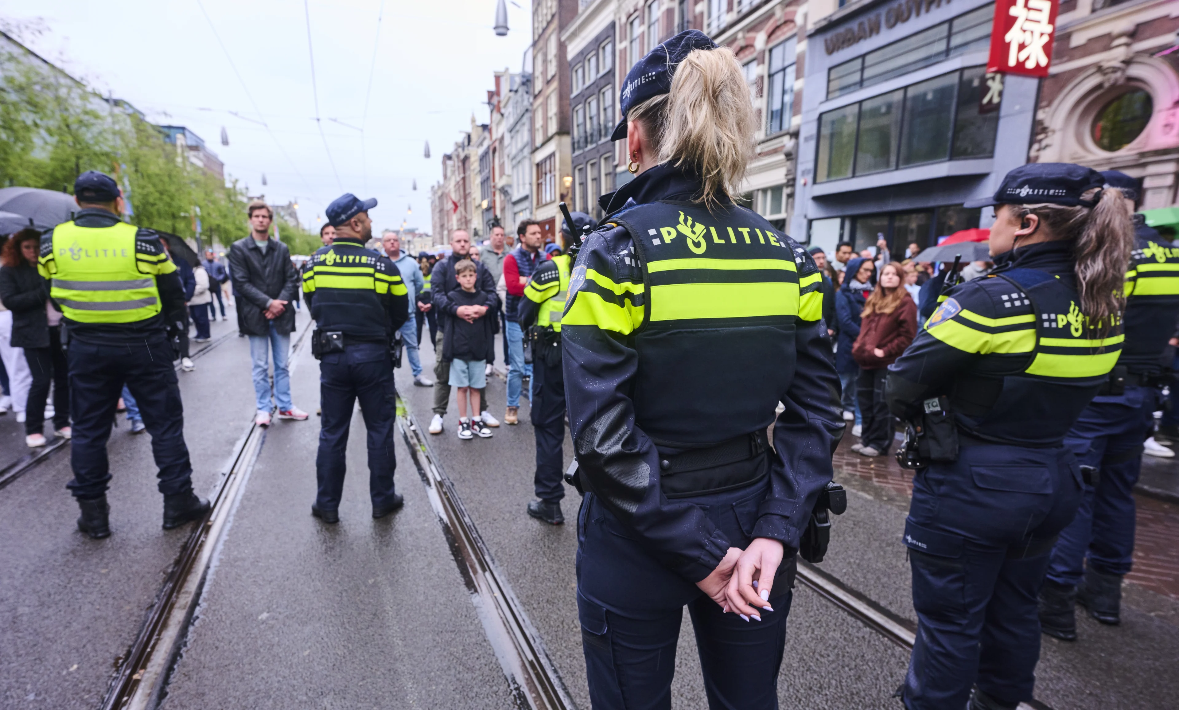 Drie opgepakte demonstranten bij dodenherdenking Dam weer op vrije voeten 