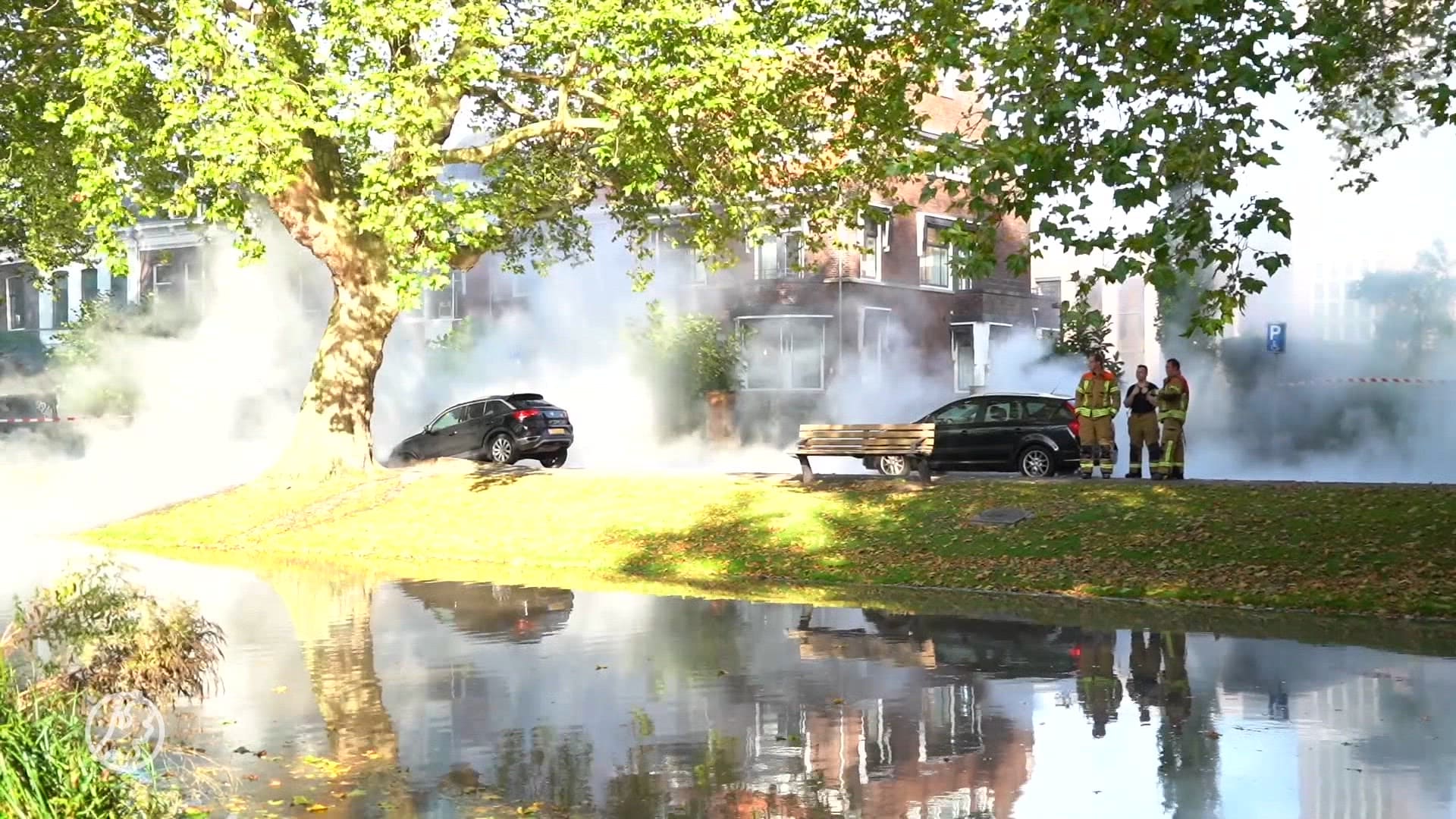 Sinkhole in Rotterdam na lekkage stadsverwarming: straat vol water en stoom