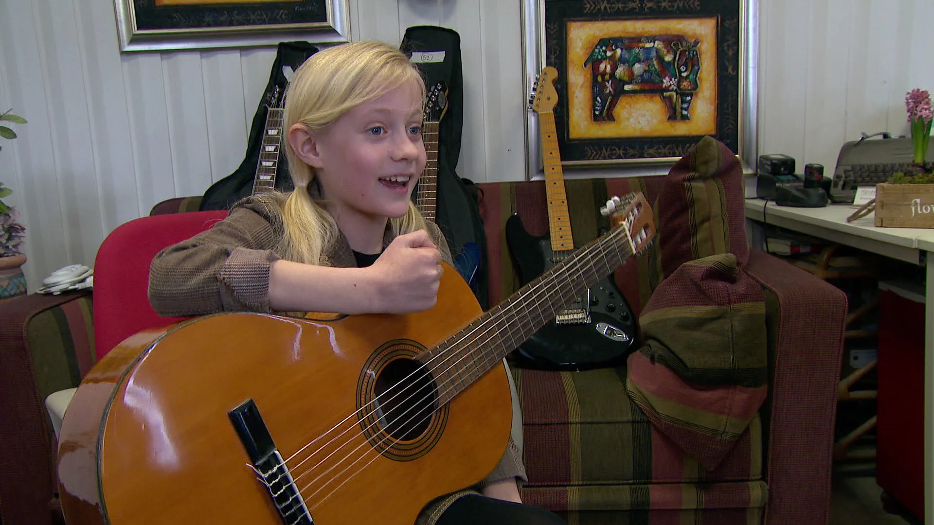 Ruben verrast 9-jarige Renée met volledige gitaarset: 'Dat je kansarme kinderen zo kunt inspireren'