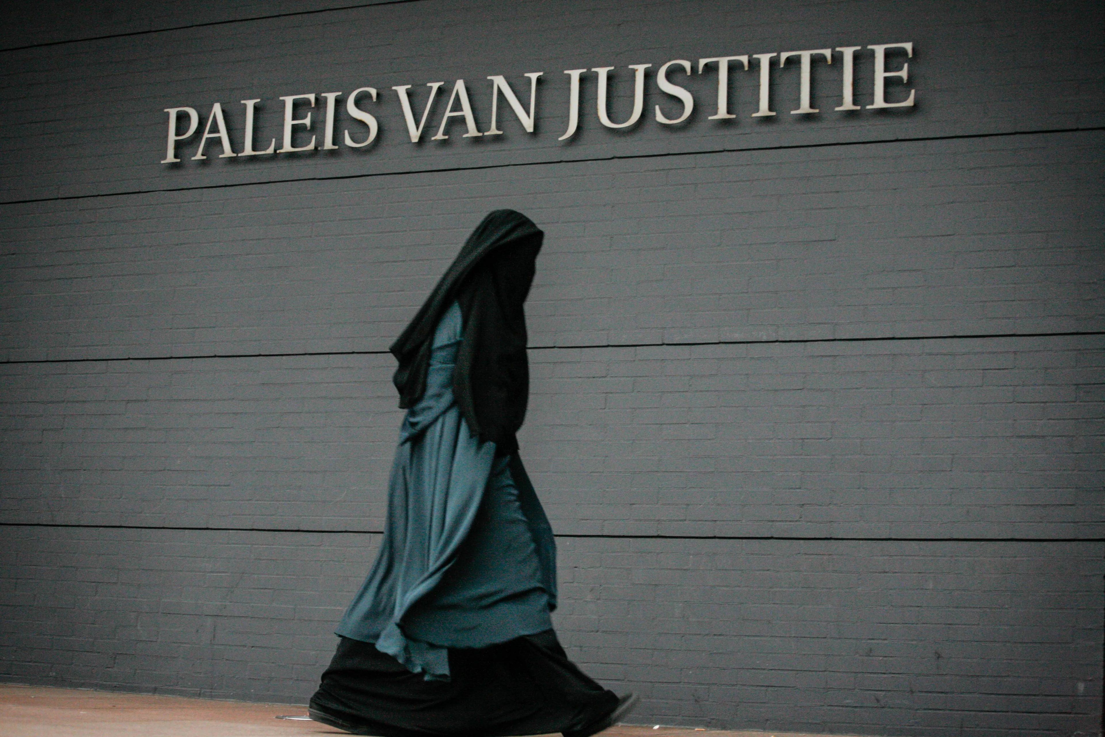 Nederland haalt twee van terrorisme verdachte vrouwen uit Syrië