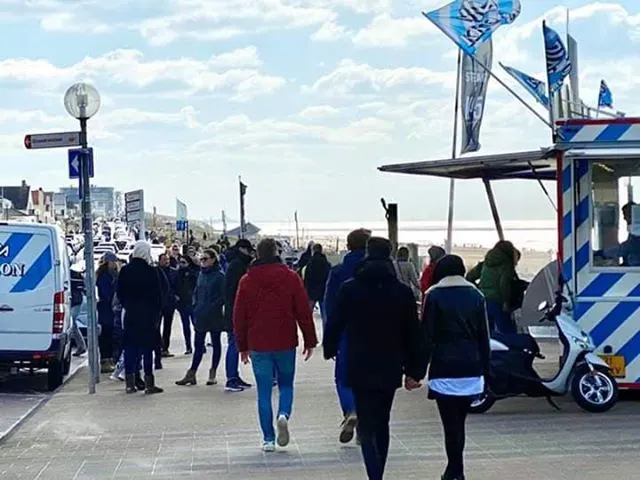 Mensen zoeken massaal de drukte op ondanks advies: 'Het is achterlijk wat hier gebeurt'