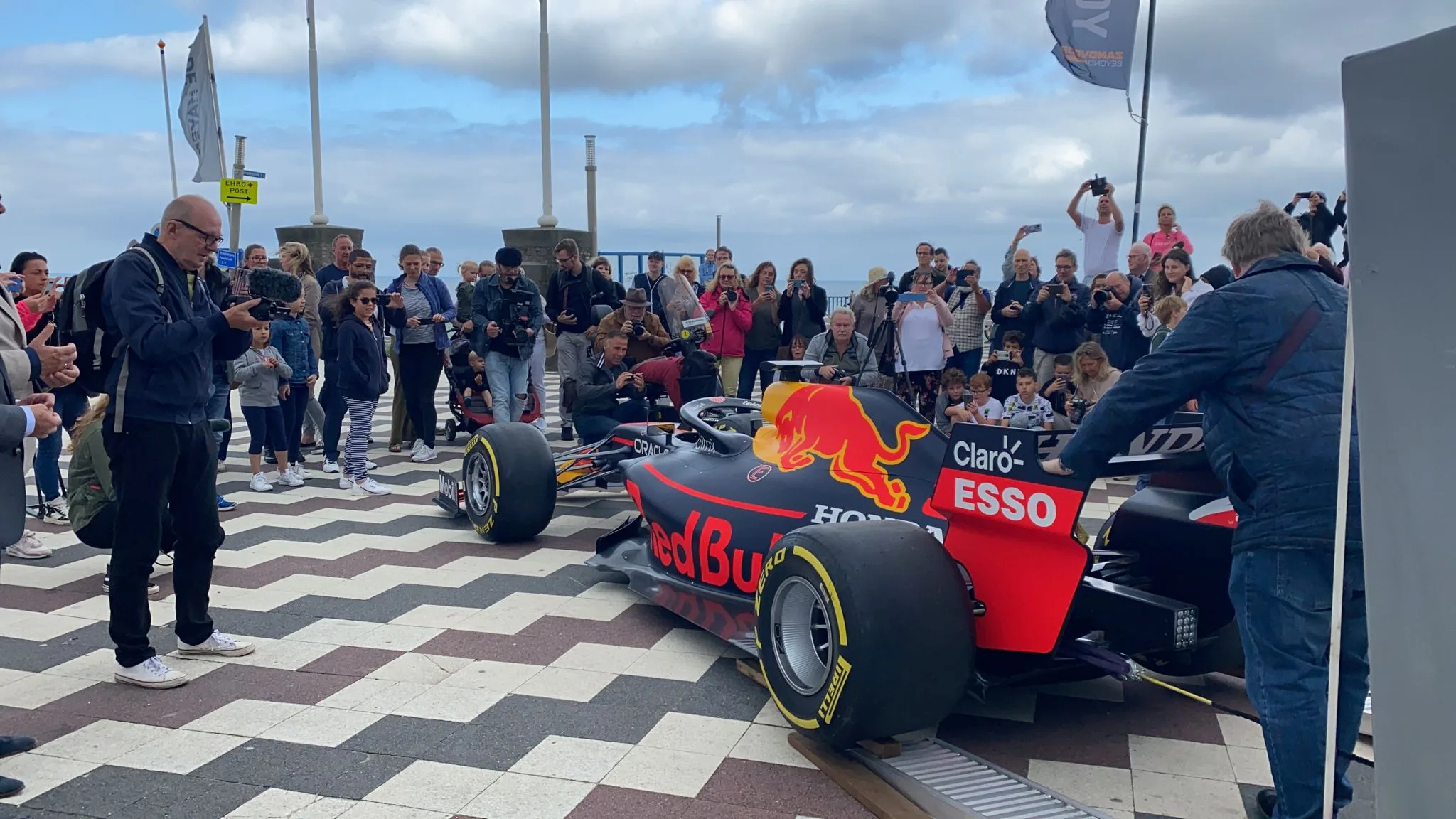 Zandvoort wordt verrast met de echte racewagen van Max Verstappen: 'Huilen van blijdschap'