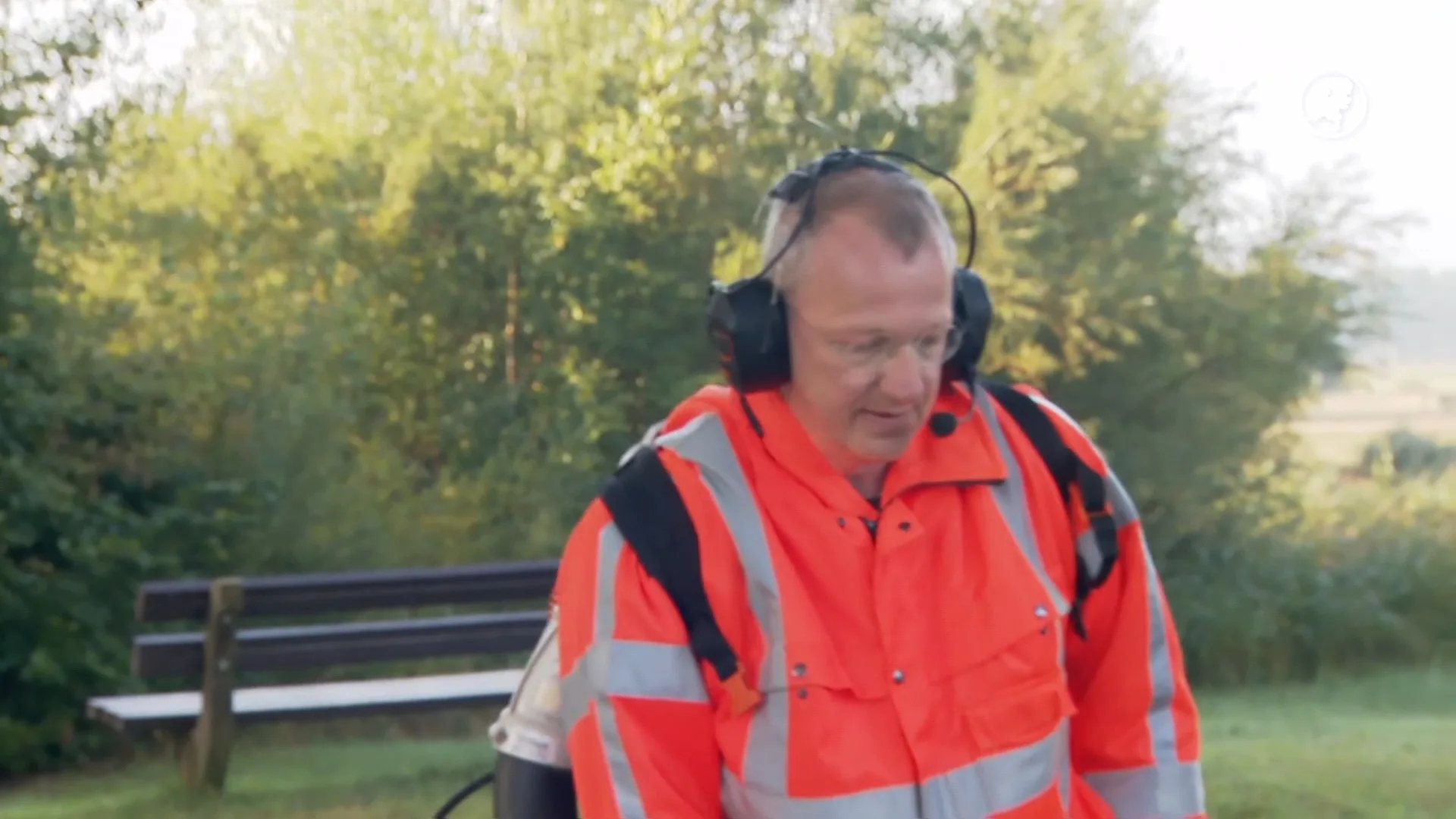 Burgemeester Dalfsen helpt mee met opruimen van stro na optreden Normaal