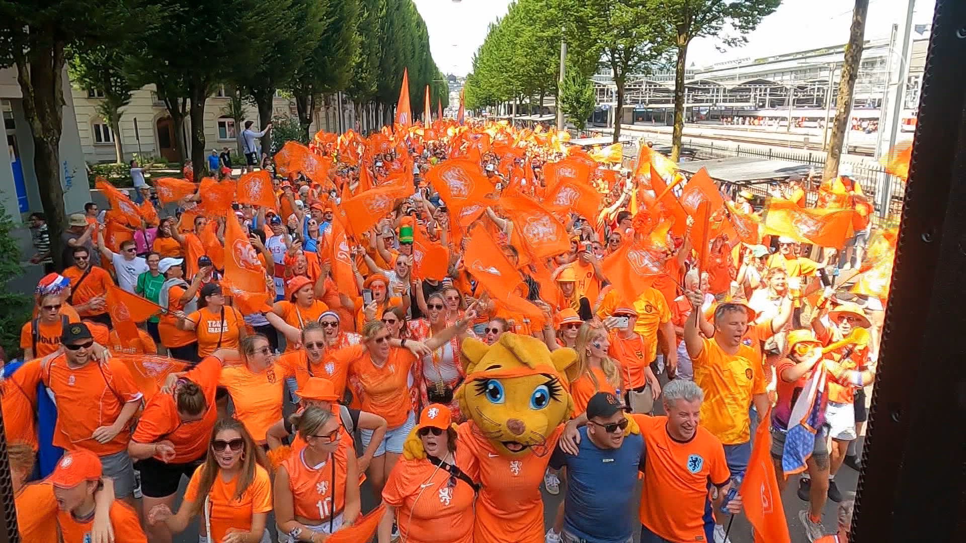 Van links naar rechts in Zwitserland voorafgaand Nederland - Wales