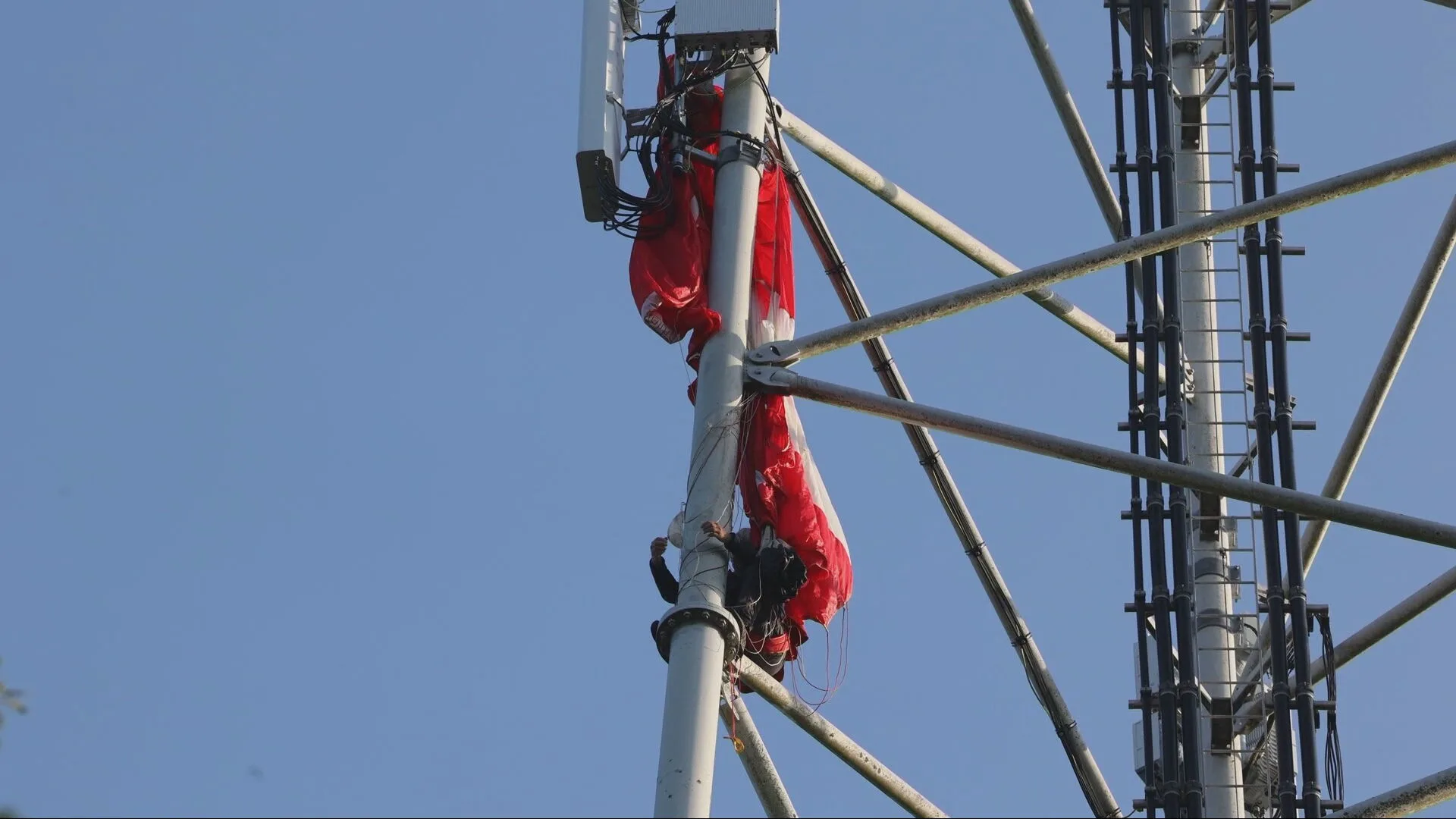 Parachutespringer bungelt vast in zendmast van 50 meter hoog in Oss