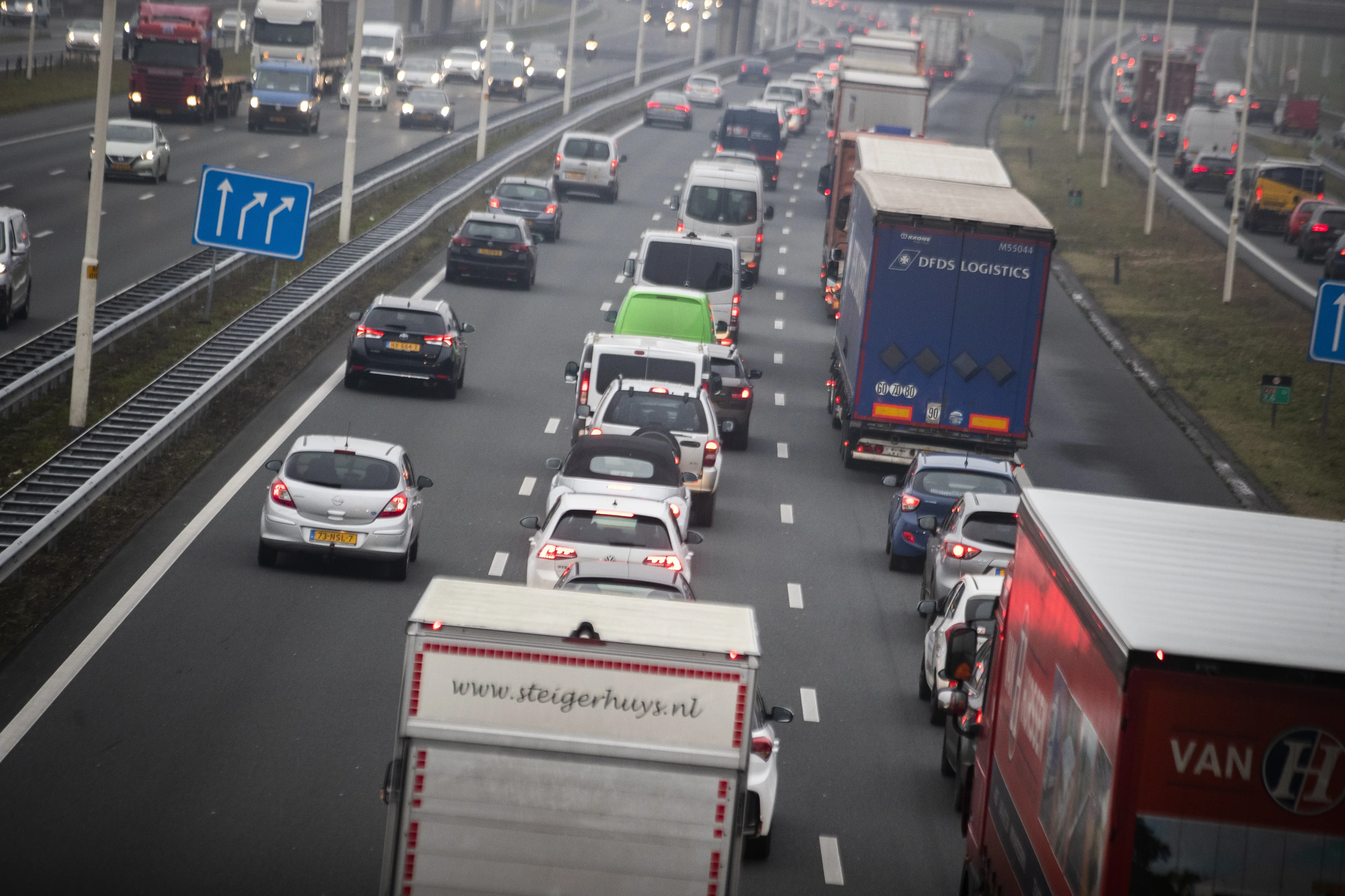 Drukke avondspits op Nederlandse wegen door regen en harde wind