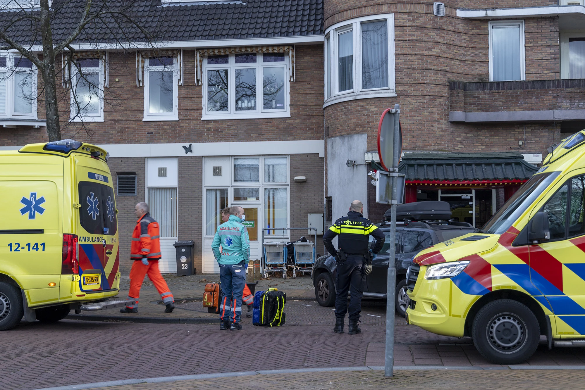 Hoogzwangere vrouw bevalt in geparkeerde auto van meisje