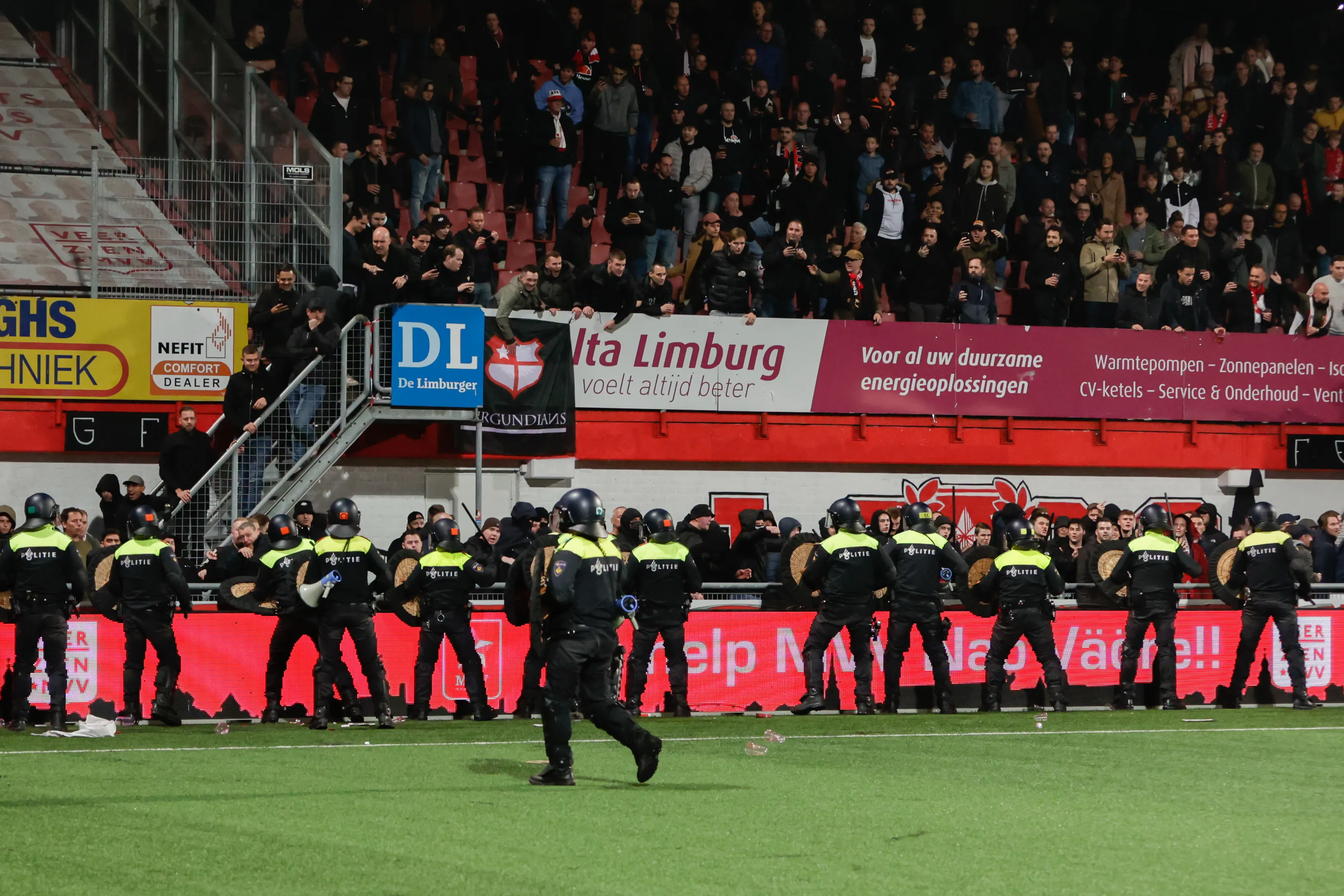 ME grijpt massaal in bij duel MVV - Roda JC na vuurwerk op veld, wedstrijd gestaakt