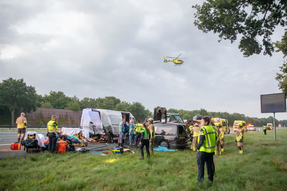 Drie gewonden na botsing op vluchtstrook A27 bij Eemnes