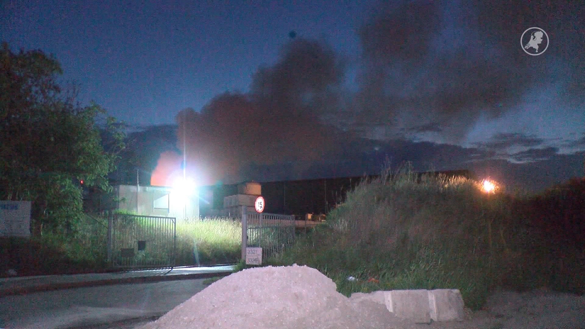 Berg afval in brand in Westdorpe