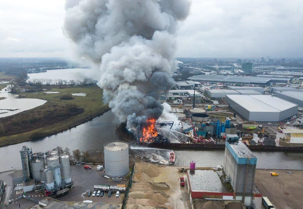 Blussen brand schrootverwerker Den Bosch duurt tot woensdagavond