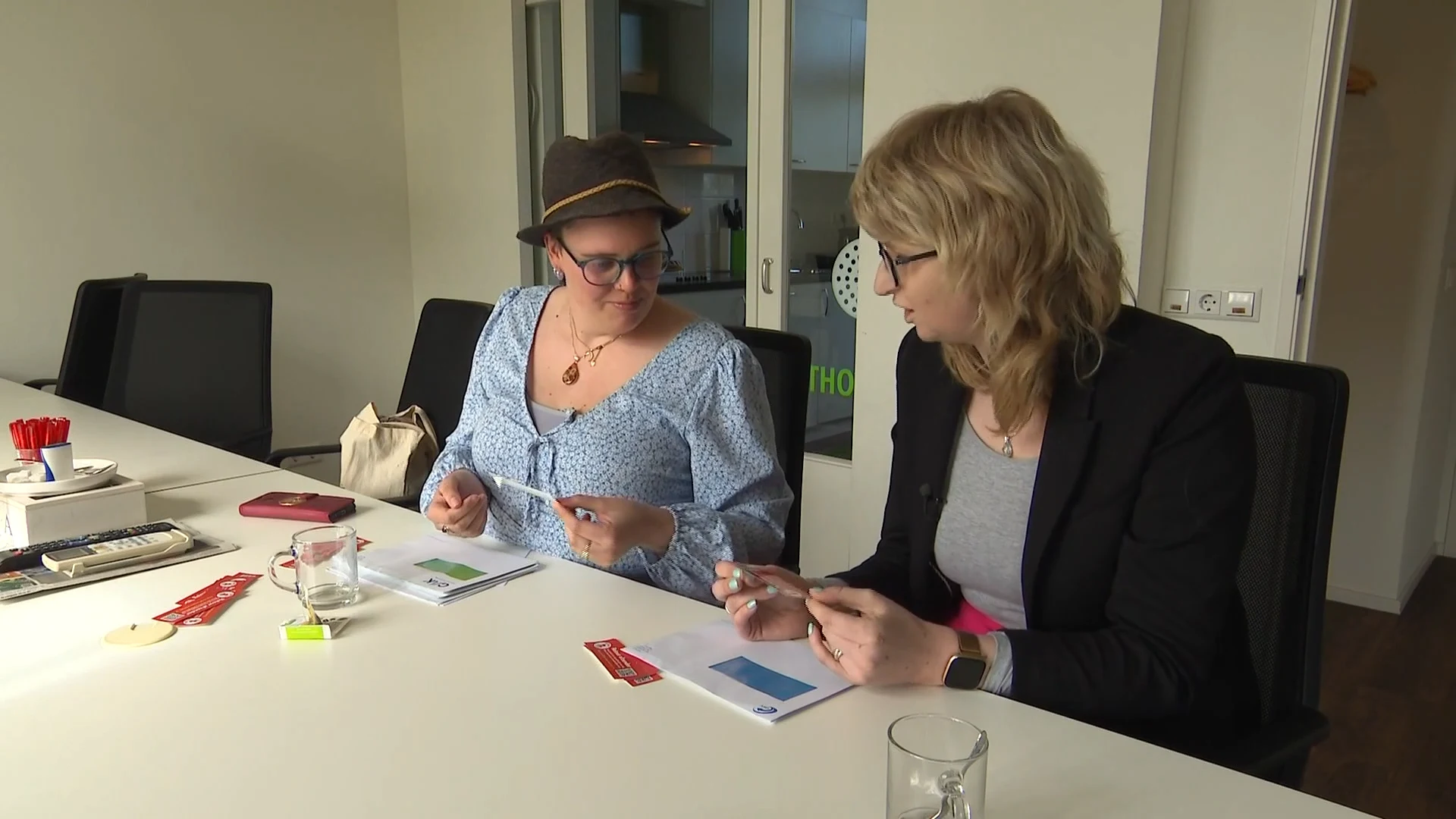 Danielle en Micky proberen overheidsbrieven te ontcijferen: 'Ambtenaren moeten 'gewone' taal gebruiken'