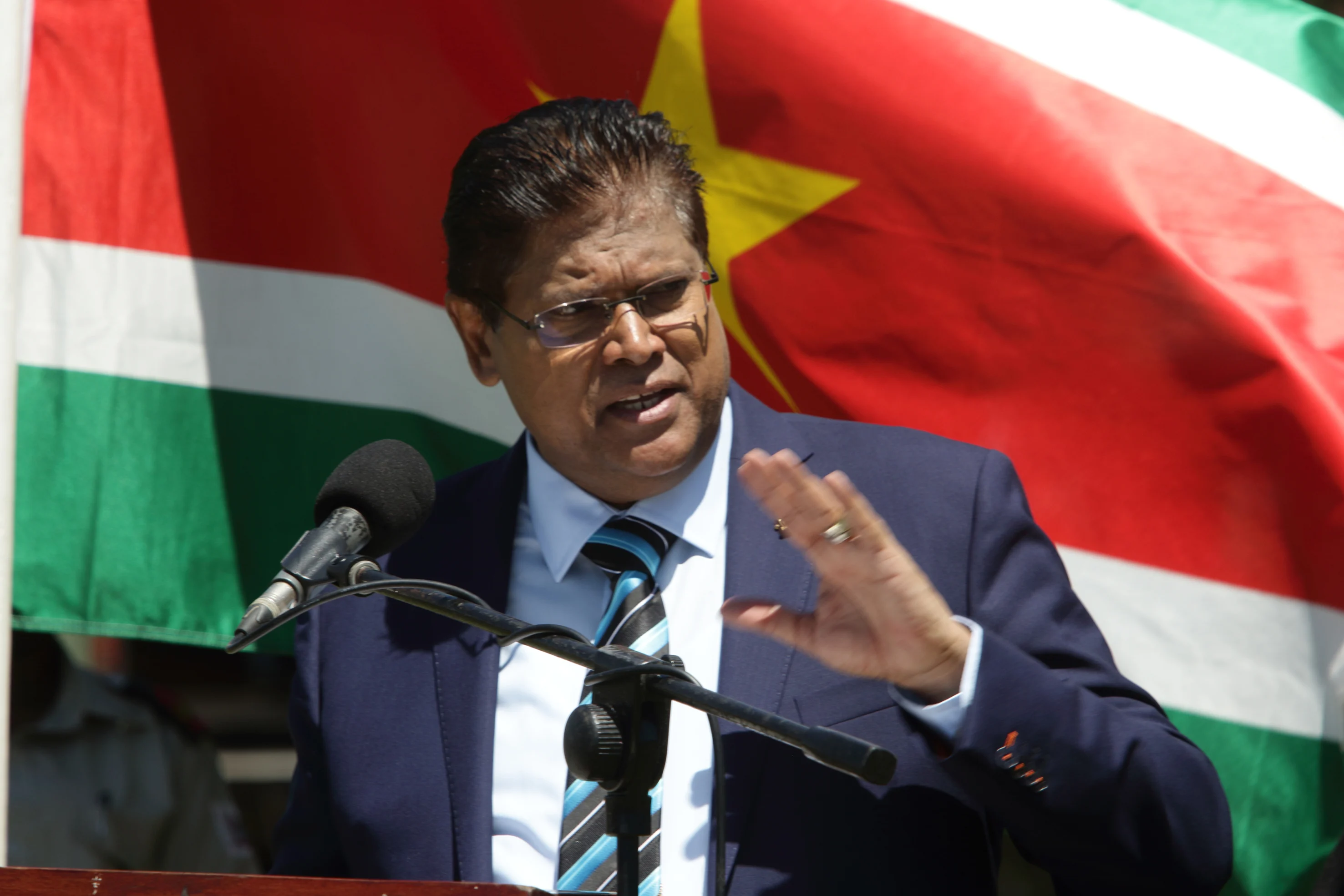 Surinaamse president spreekt tijdens bezoek aan Nederland met Kamerleden