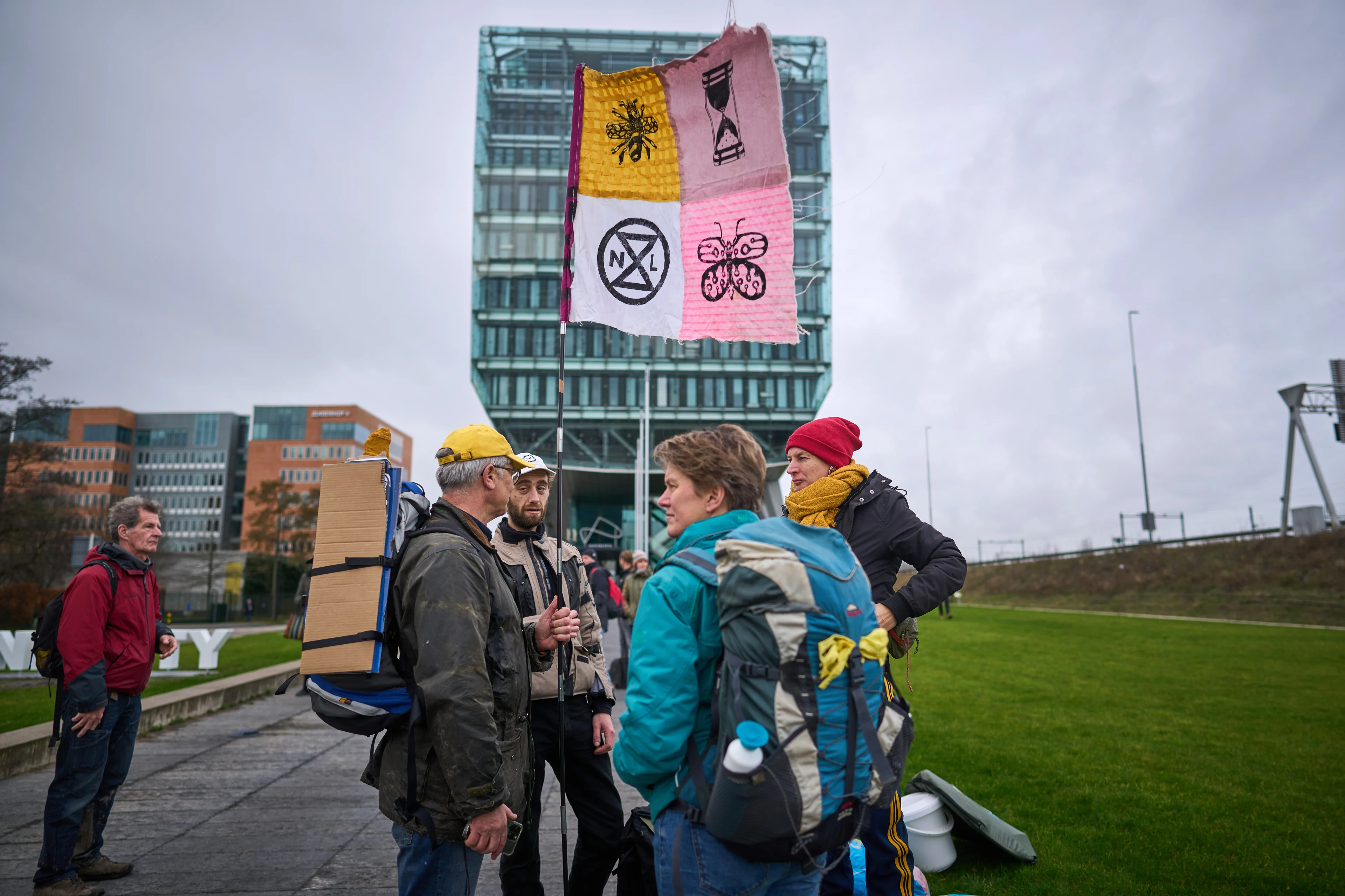 Honderden demonstranten XR blokkeren snelweg A10: 'Levensgevaarlijk'