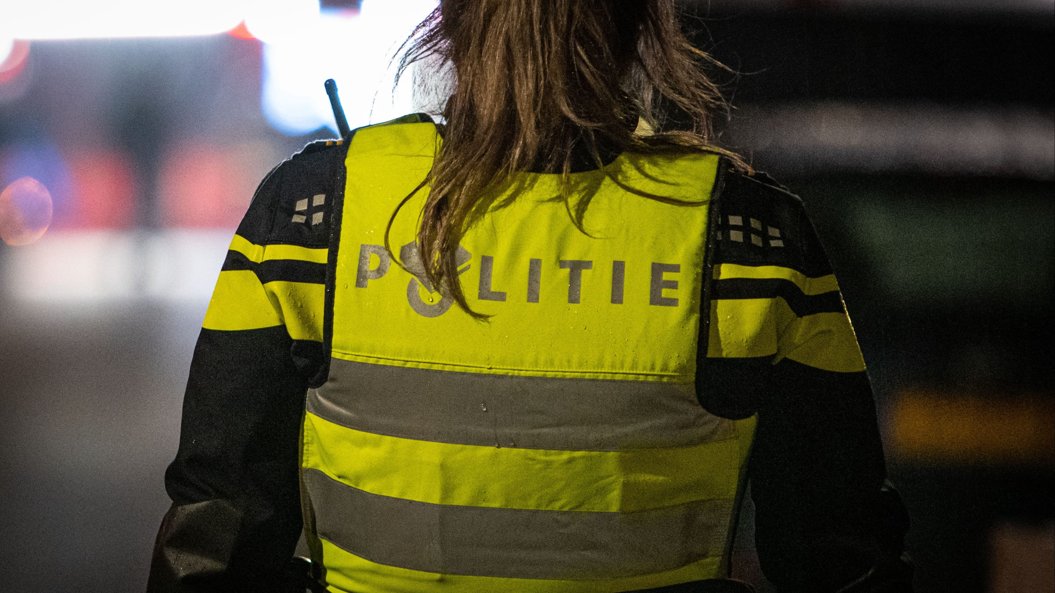Amsterdamse politie vindt wapens en vuurwerk in garagebox onder eigen bureau