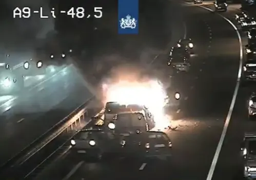 Auto vliegt in brand bij grote kettingbotsing op A9 bij Velsen