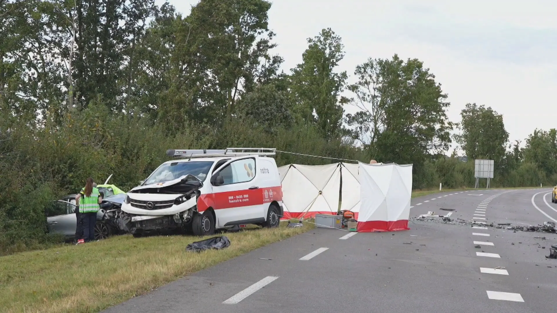 Dode en gewonde door ongeval met drie voertuigen in de Betuwe