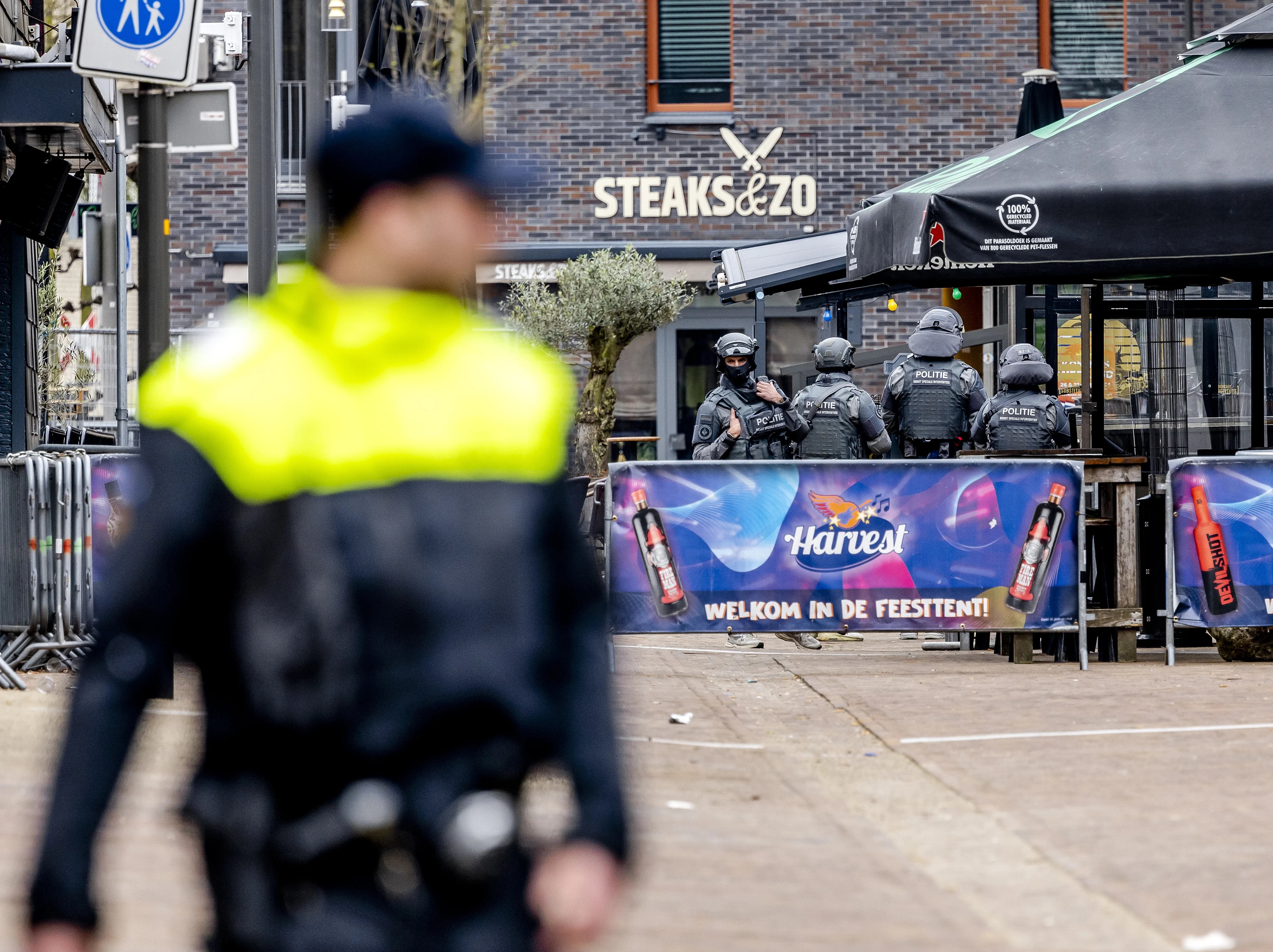 Kroegeigenaar Ede over gijzelnemer: 'Hij keek levenloos, net een pop'