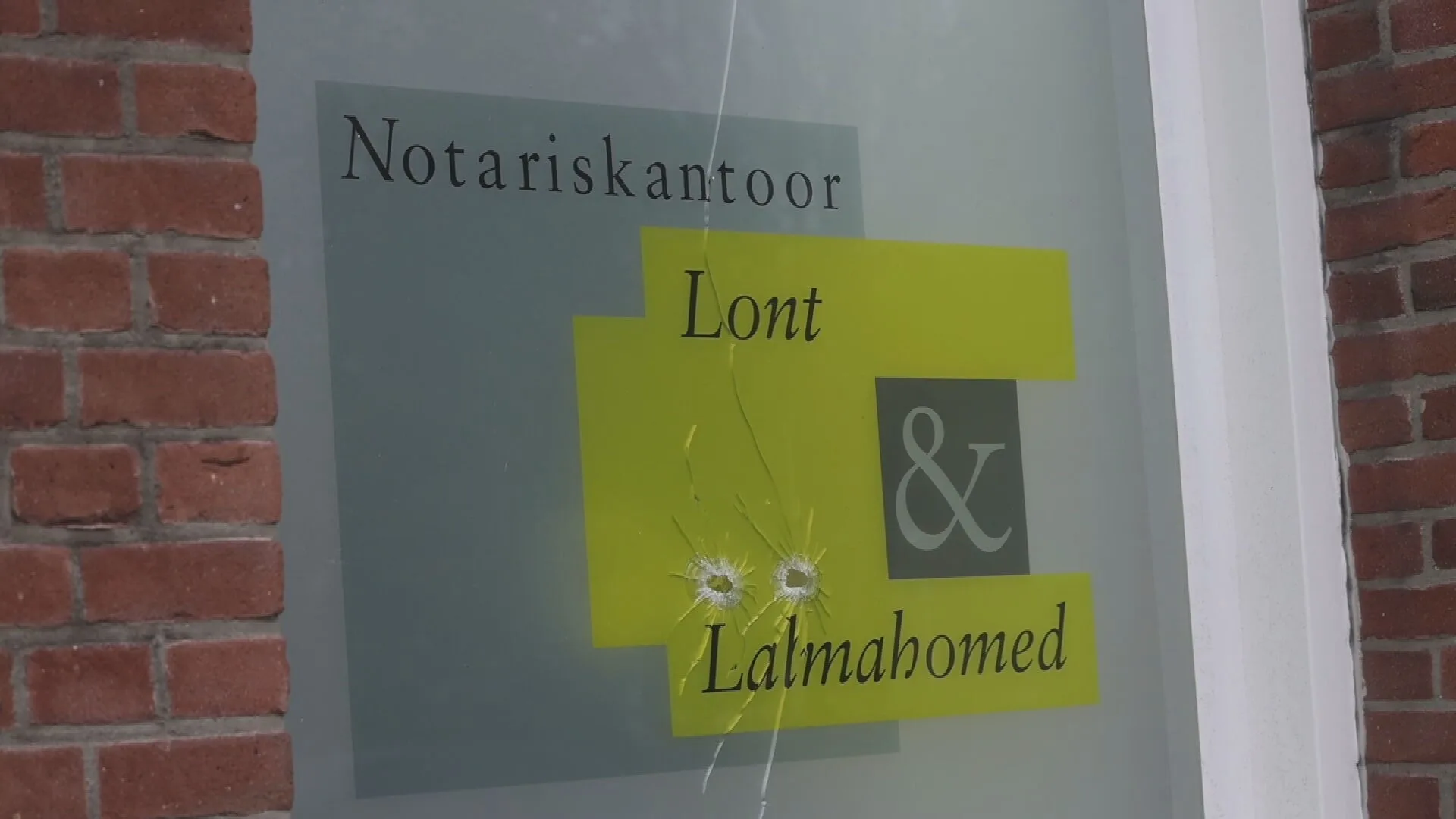 Haags notariskantoor beschoten, kogelgaten in het raam